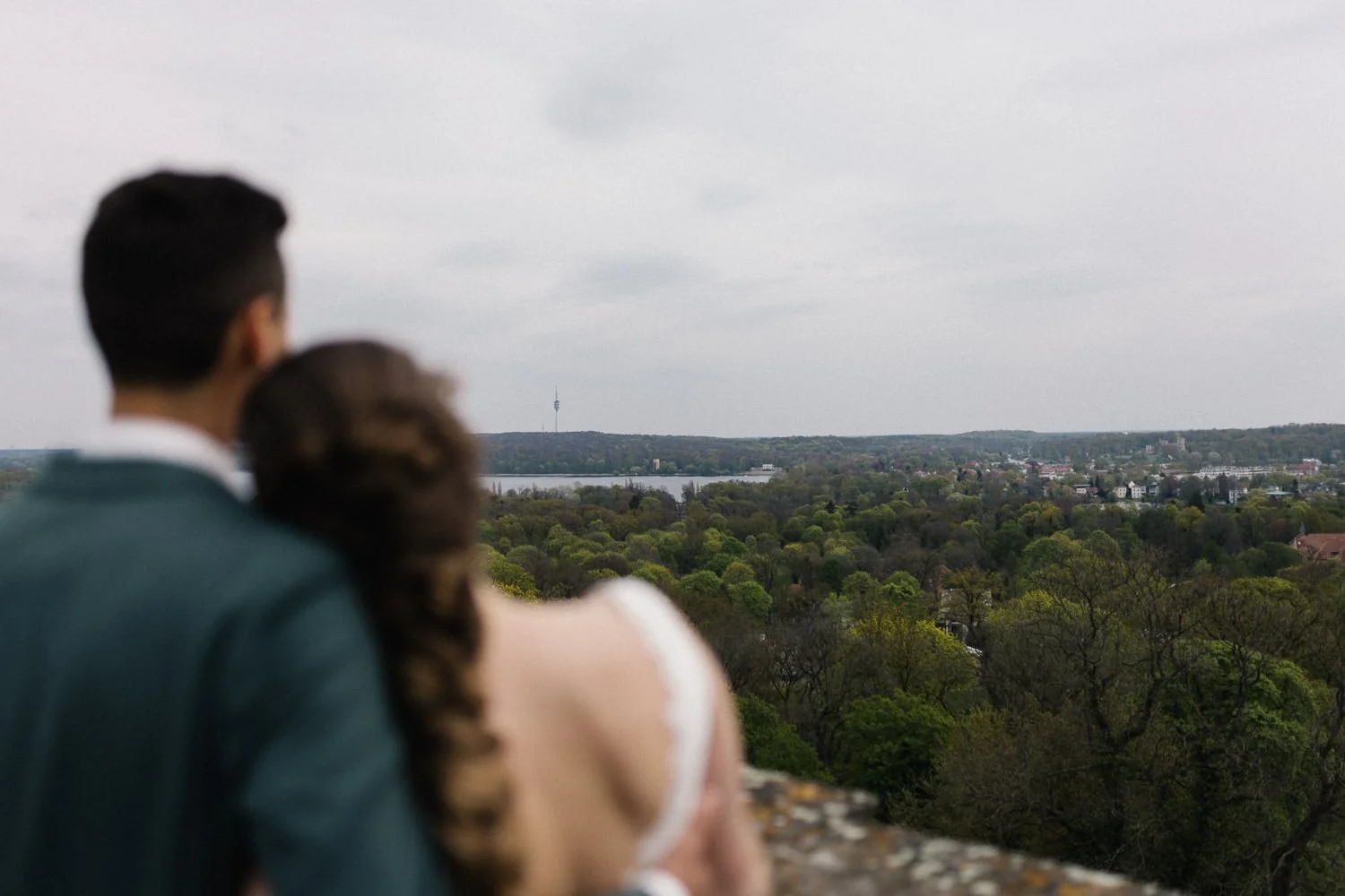 Brautpaar schaut Richtung Potsdam vom Belvedere Pfingstberg Potsdam