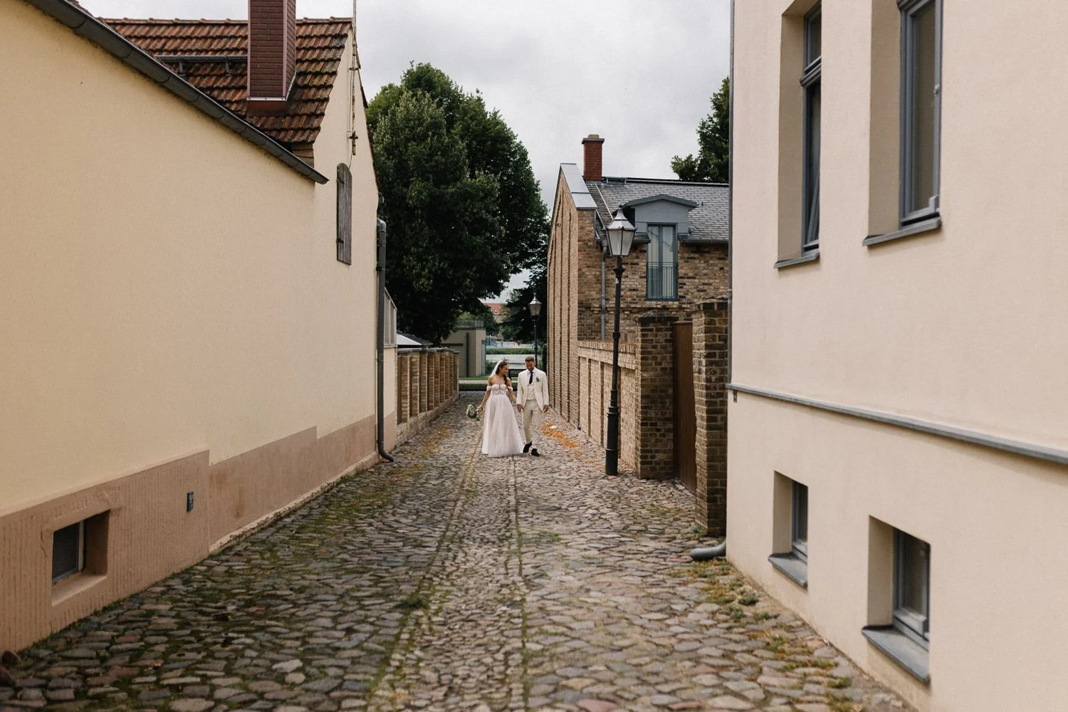 Hochzeitspaar läuft durch Gasse in Werder Havel