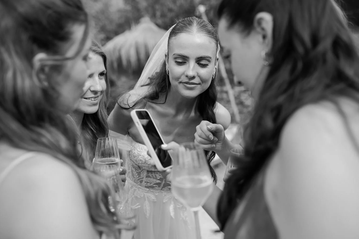 Braut mit Hochzeitsgästen, Schwarzweiß Foto