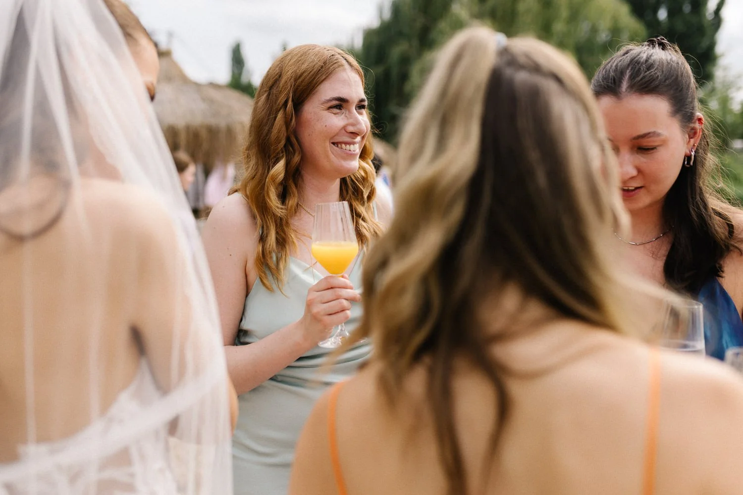 Hochzeitsgäste im Gespräch