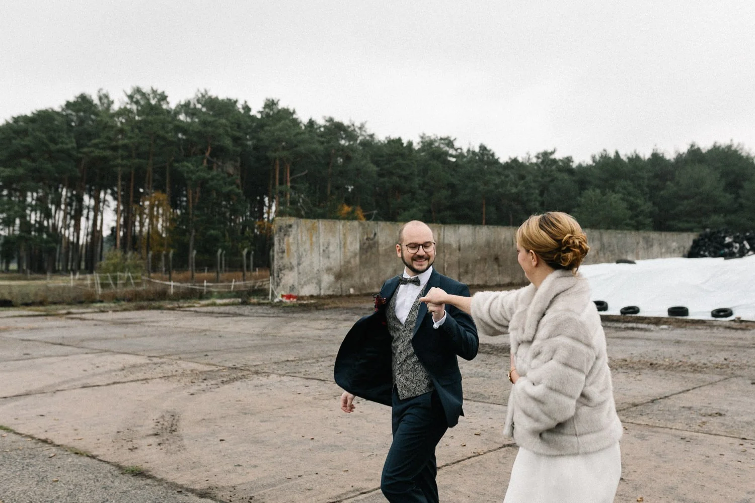 Brautpaar läuft und schaut sich an