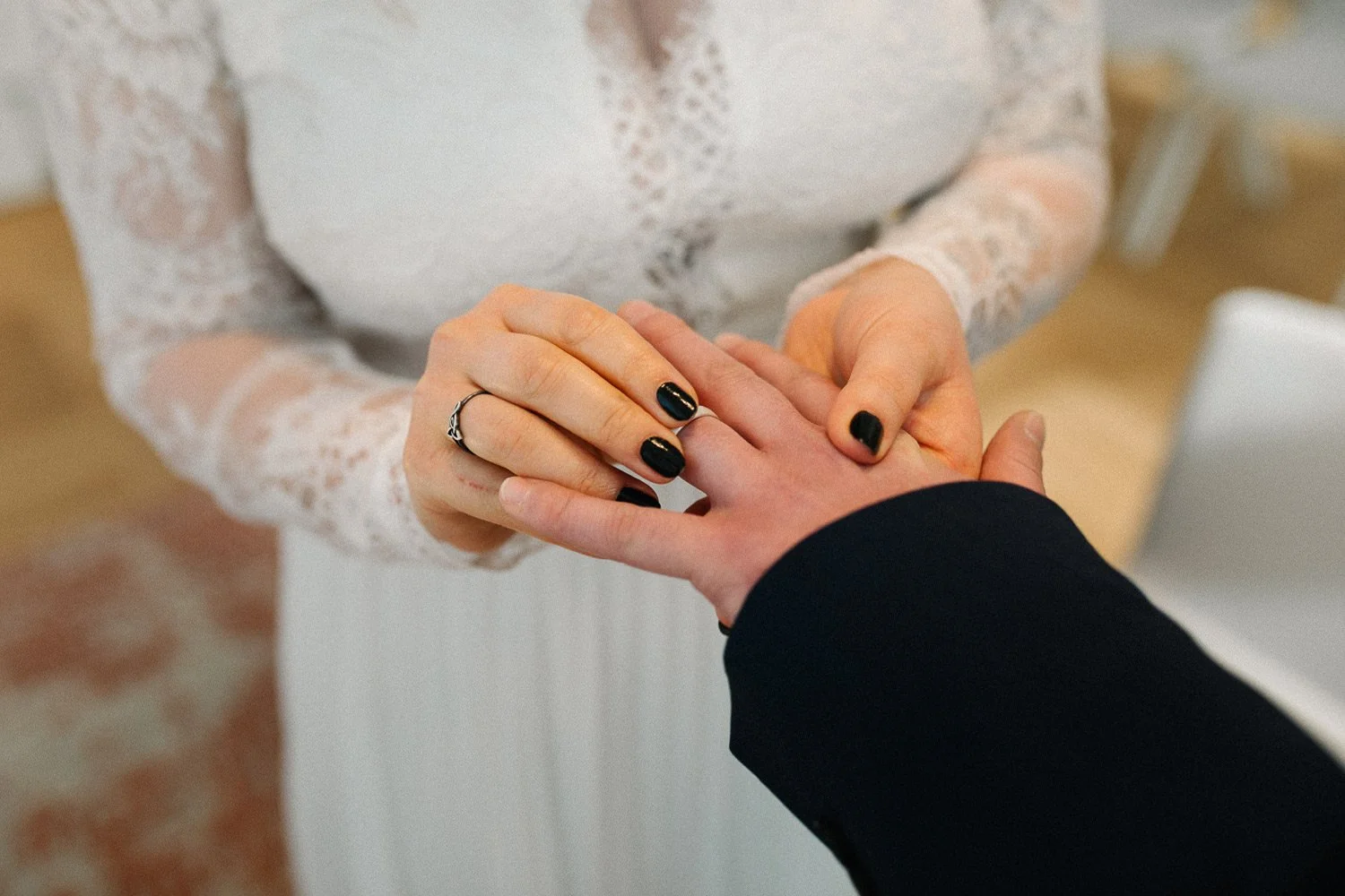 Anstecken eines Eherings