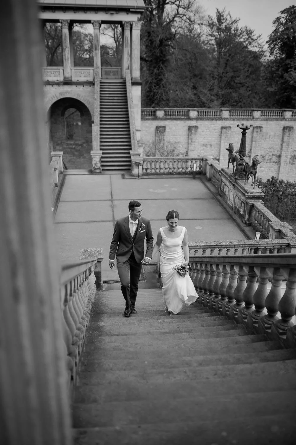 Brautpaar läuft Treppe hoch, Belvedere Pfingstberg Potsdam, Schwarzweiß
