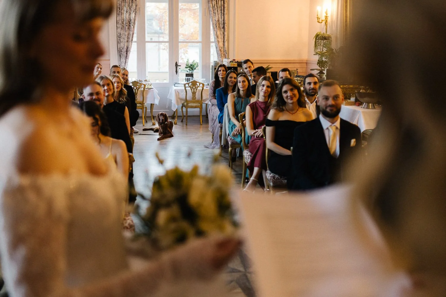 Blick durch das Brautpaar auf die sitzende Hochzeitsgesellschaft, Villa Bleichröder Usedom