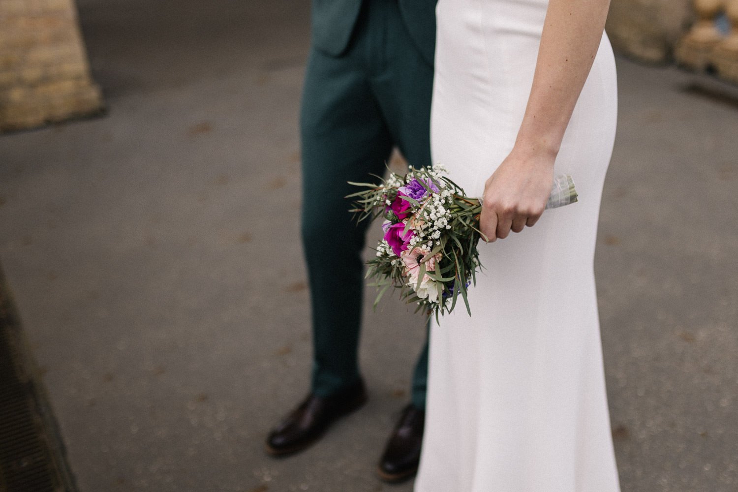 Brautstrauß in Hand von Braut