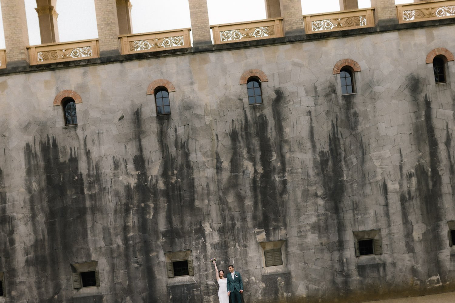 Brautpaar vor Mauer Belvedere Pfingstberg Potsdam