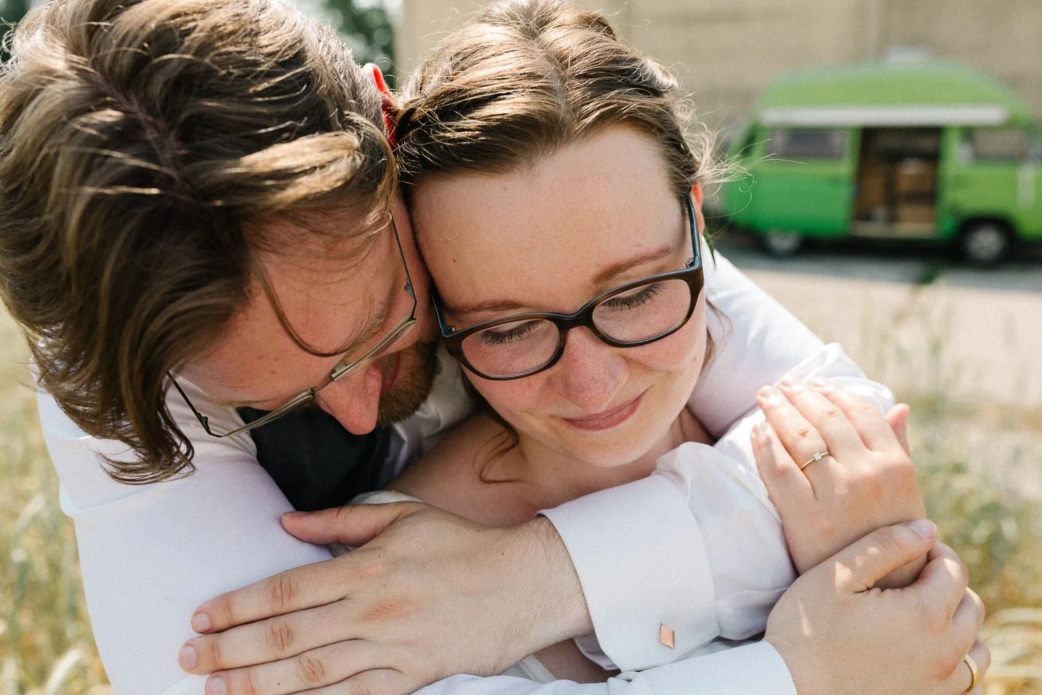 Portrait, Mann umarmt Frau von hinten