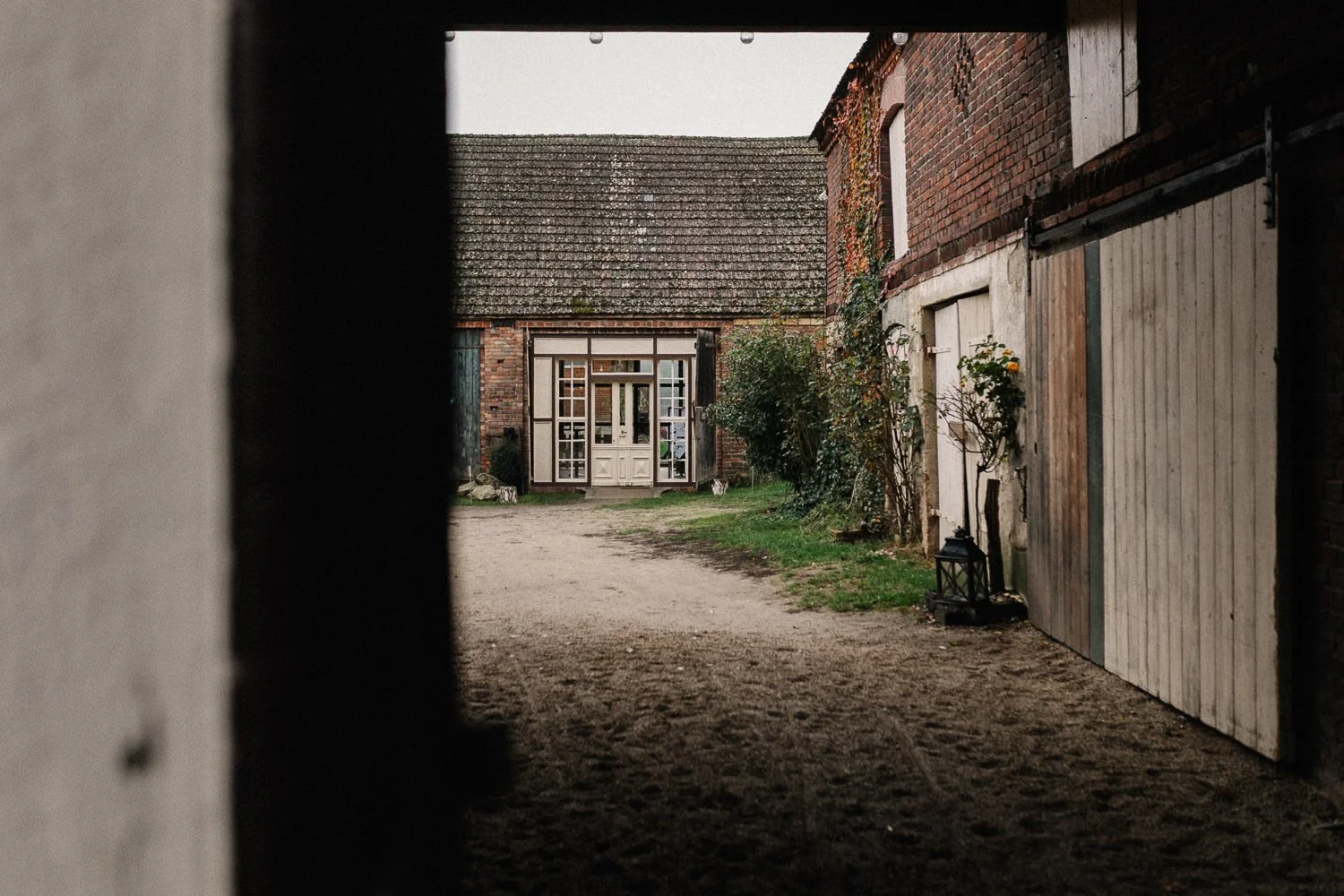 Blick durch Tor auf Hof von Haus am Bauernsee Dobbrikow