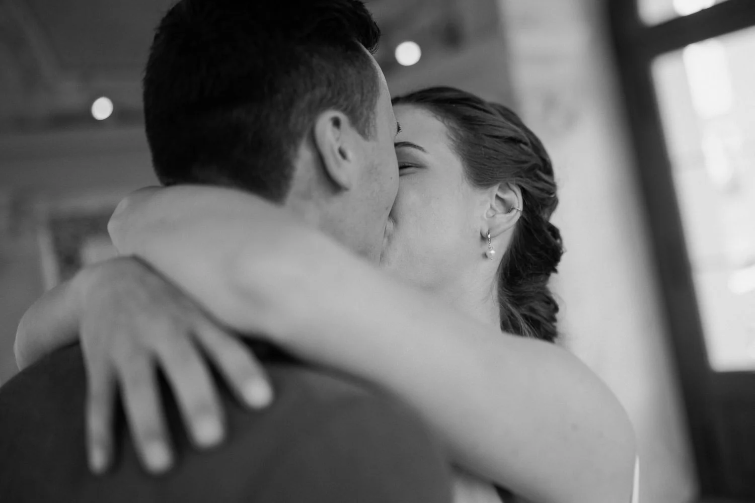 Brautpaar Kuss, Schwarzweiß