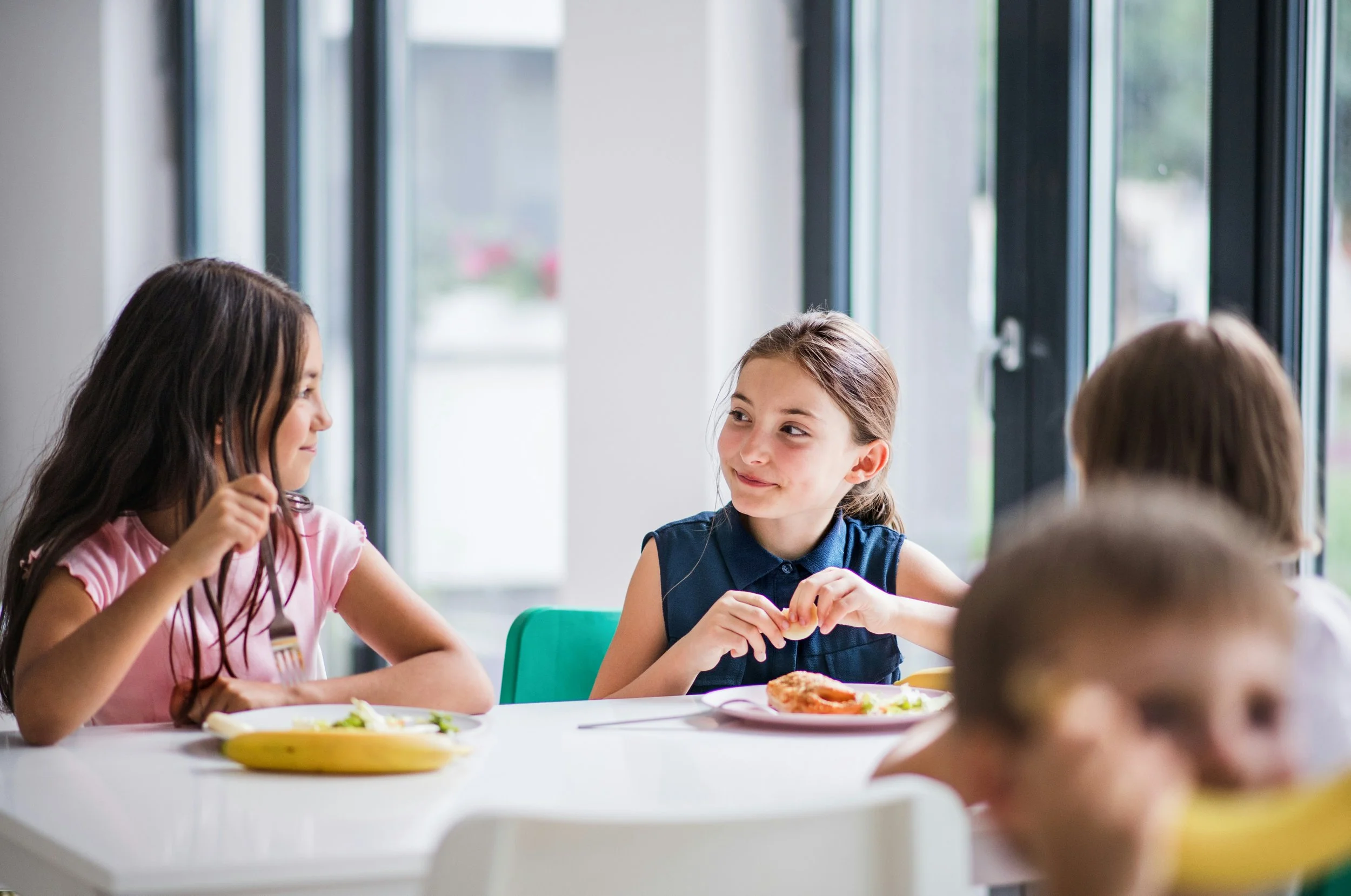 School kids eating lunch