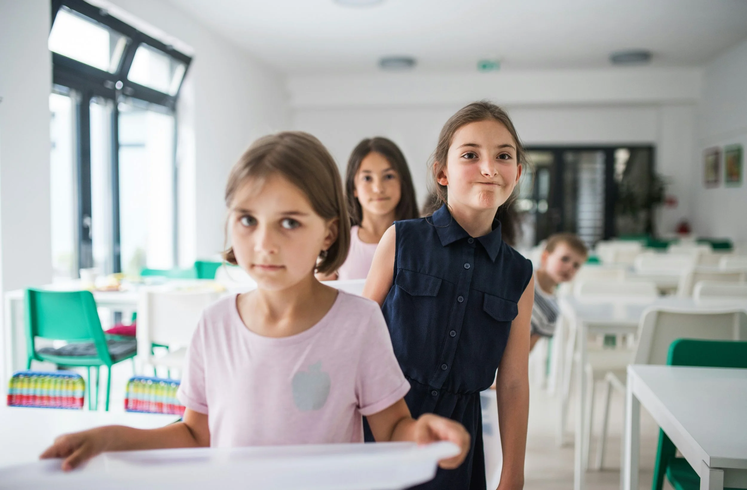 School kids eating lunch