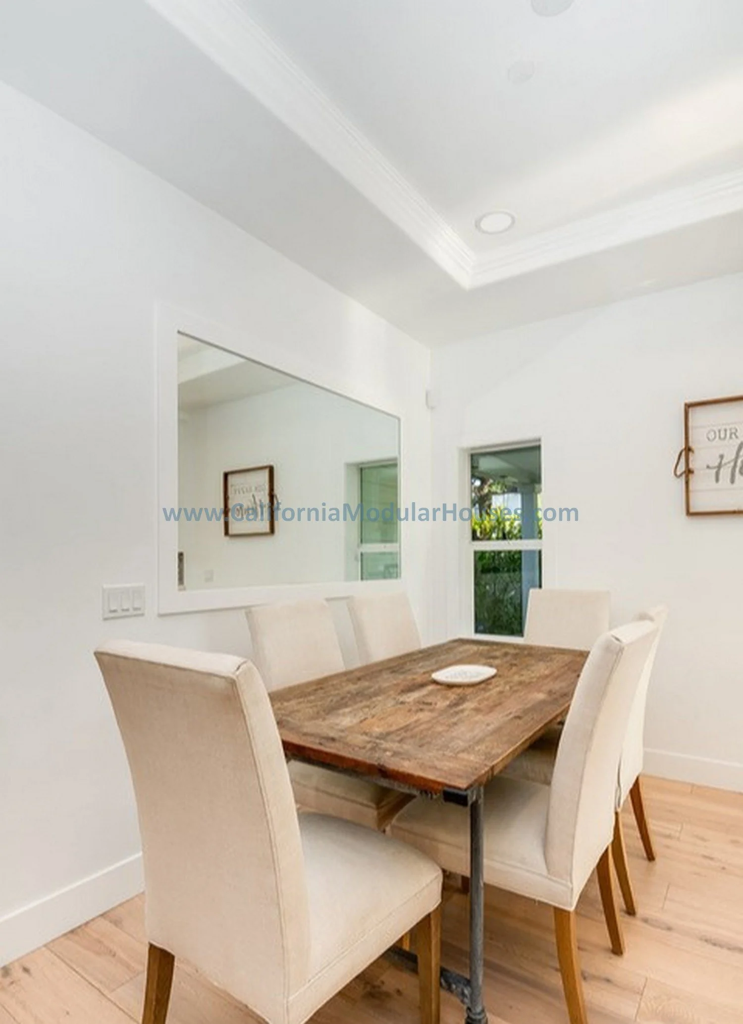 Here is the dining area with plenty of lighting and windows to let light in, nice tall 9' ceilings with a tray ceiling to make it even taller.  Toluca Lake, Los Angeles County, California. 