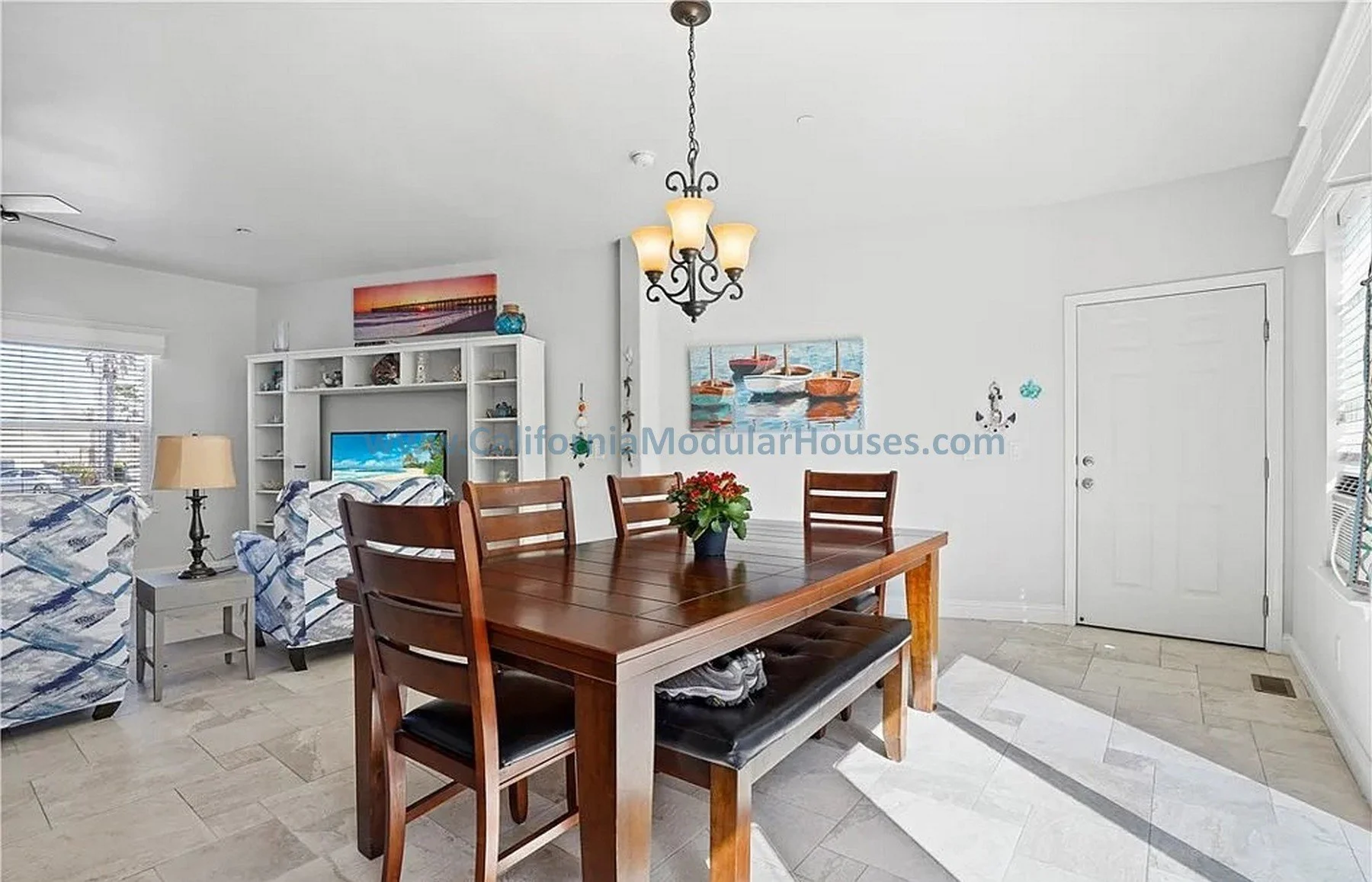 California Modular Houses. Pre fabricated homes.  Modular houses for California.  Casas modulares.  Coastal California.  Living and dining area with wooden dining table and chairs.