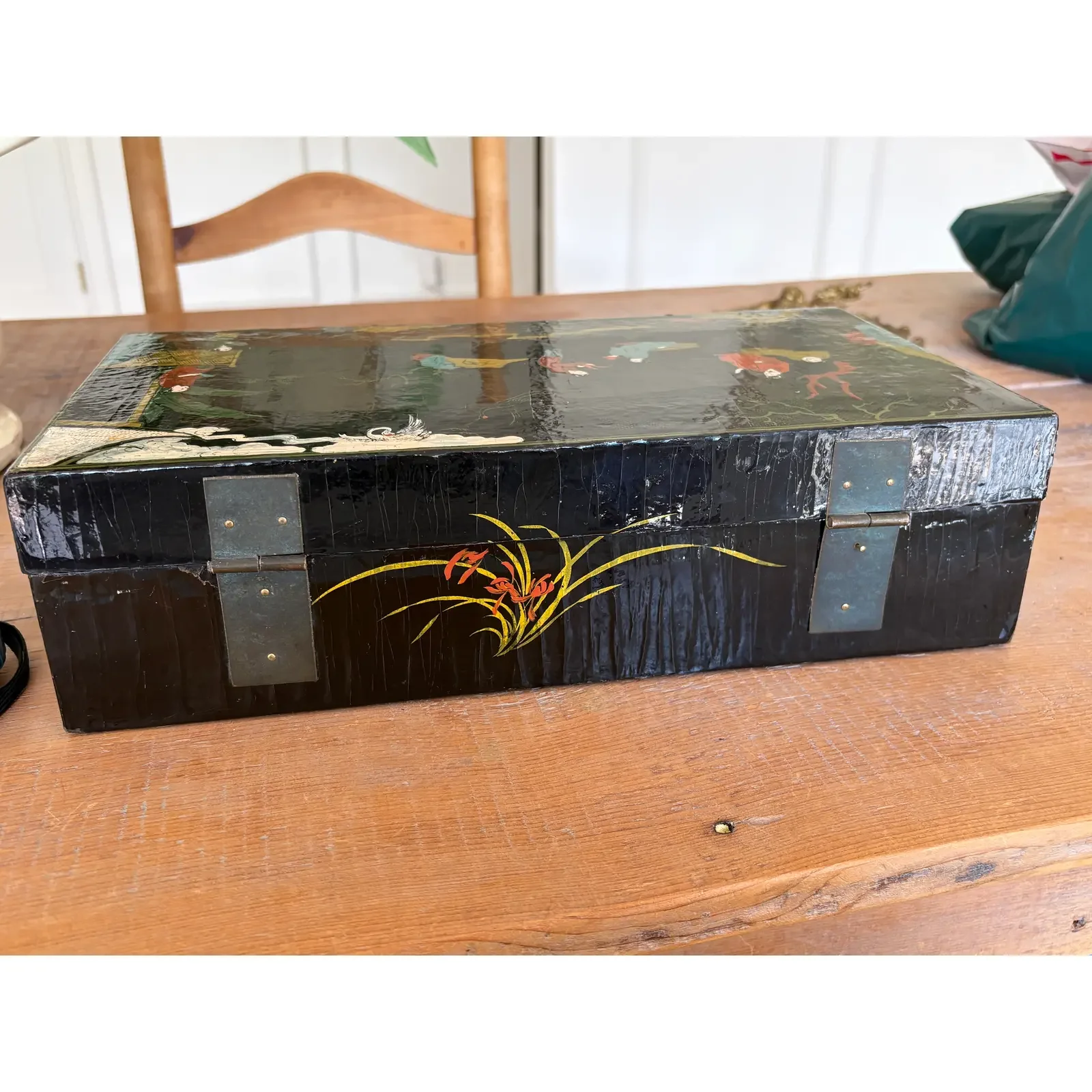 antique-chinese-export-black-lacquer-chinoiserie-box-hand-painted-figures-and-cranes-7067.webp
