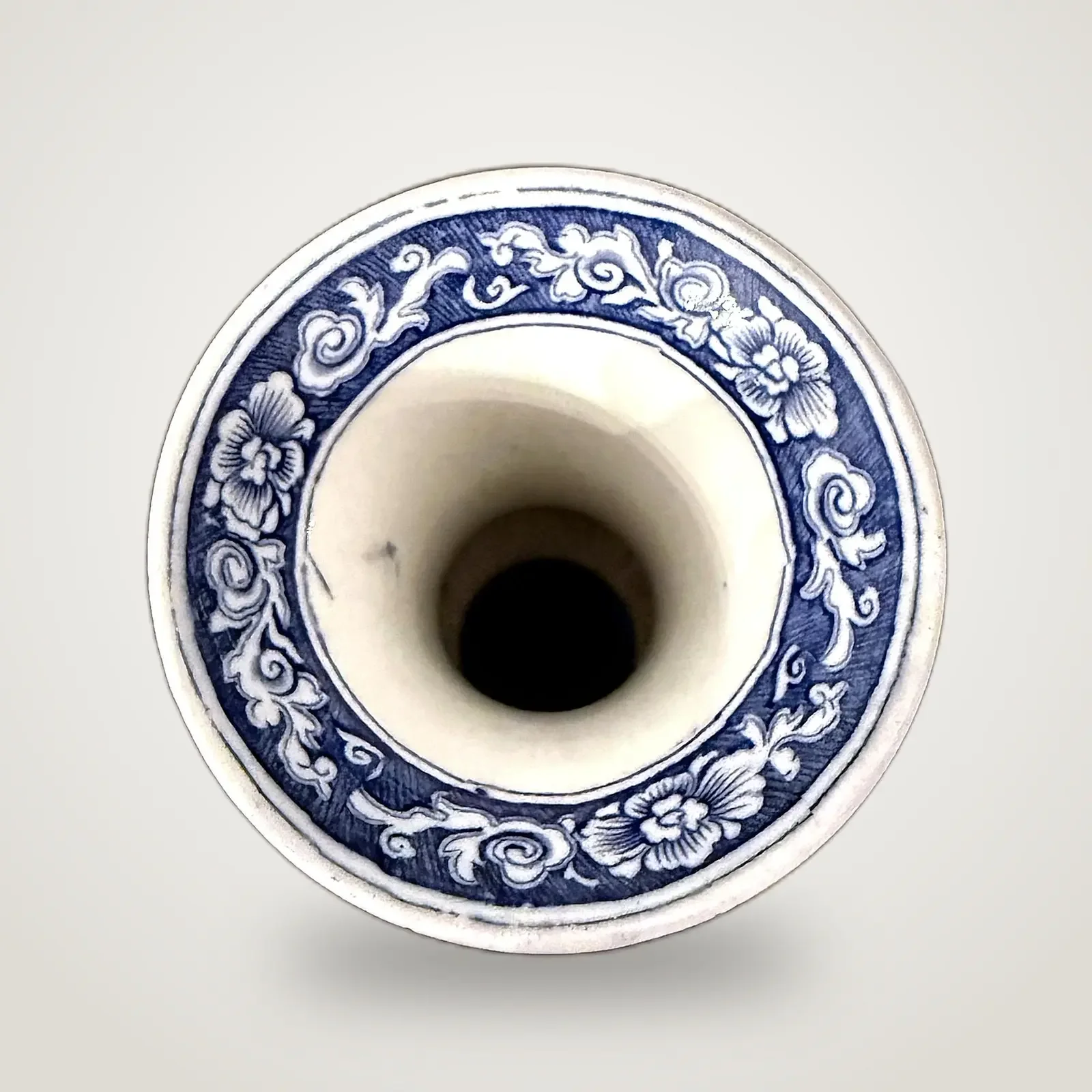 antique-wedgwood-yellow-ground-dragon-triple-gourd-vase-1982-richard-dennis-exhibition-provenance-6373.webp