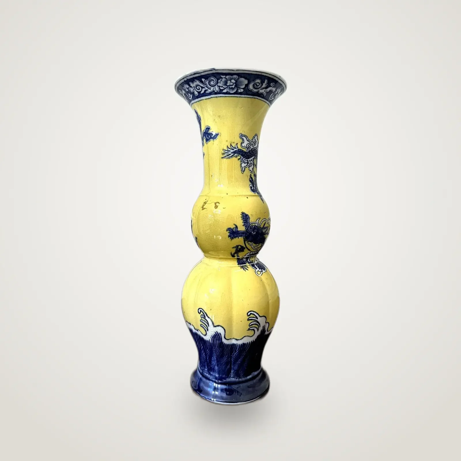 antique-wedgwood-yellow-ground-dragon-triple-gourd-vase-1982-richard-dennis-exhibition-provenance-0512.webp