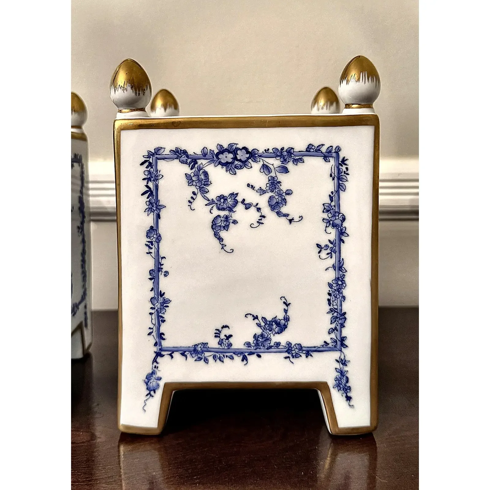 pair-of-chelsea-house-blue-and-white-porcelain-cachepots-with-gilt-acorn-finials-0353.webp