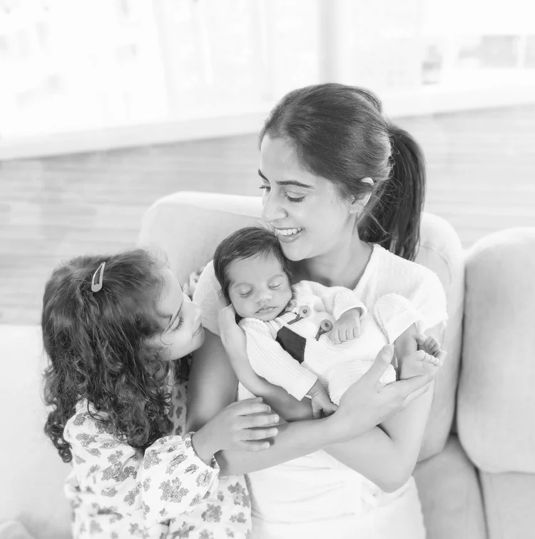 Mother sibling and newborn photography Auckland