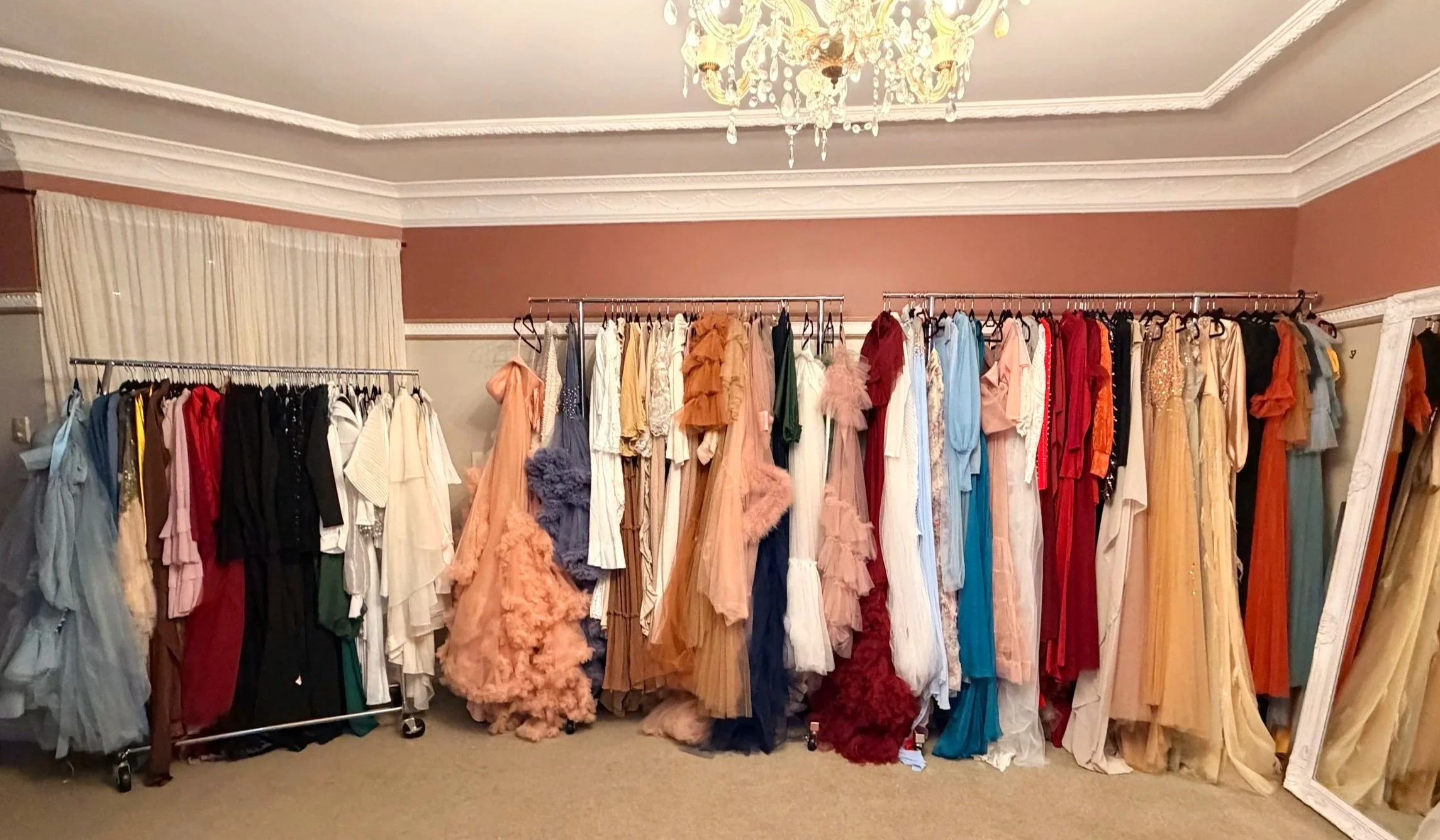 Racheal Trail Photography maternity client wardrobe with gowns available for Auckland maternity photoshoots.