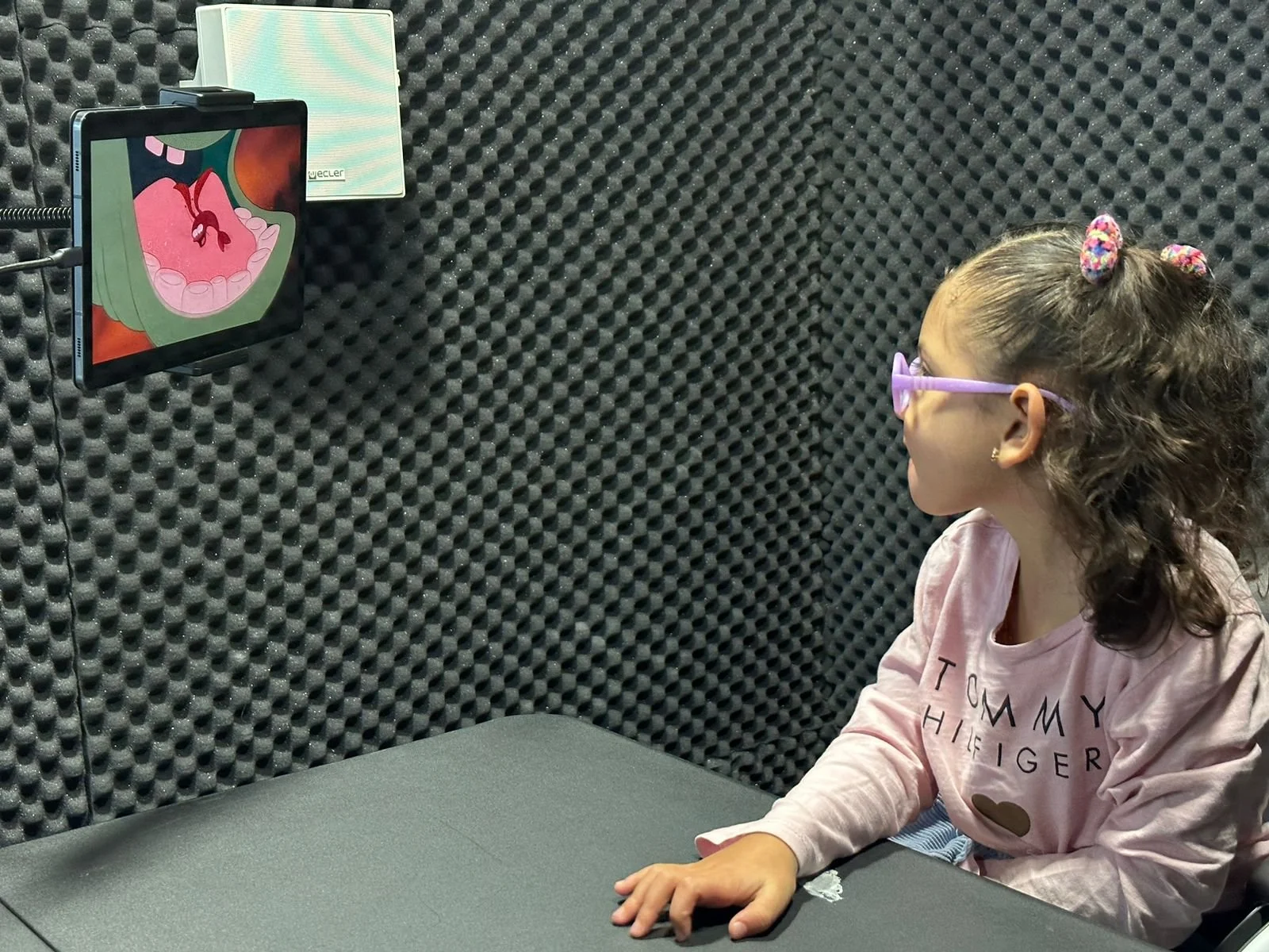 Una niña en un estudio de audiometría con reforzamiento visual en niños
de 6 meses a 2.5 años en Corti Centro Audiologico