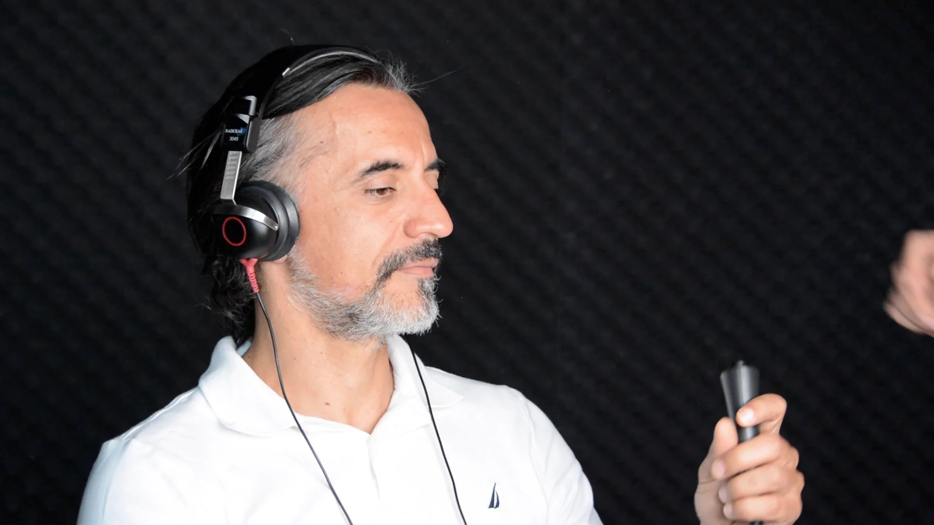 Hombre en un estudio de Audiometría para adultos en Corti Centro Audiologico