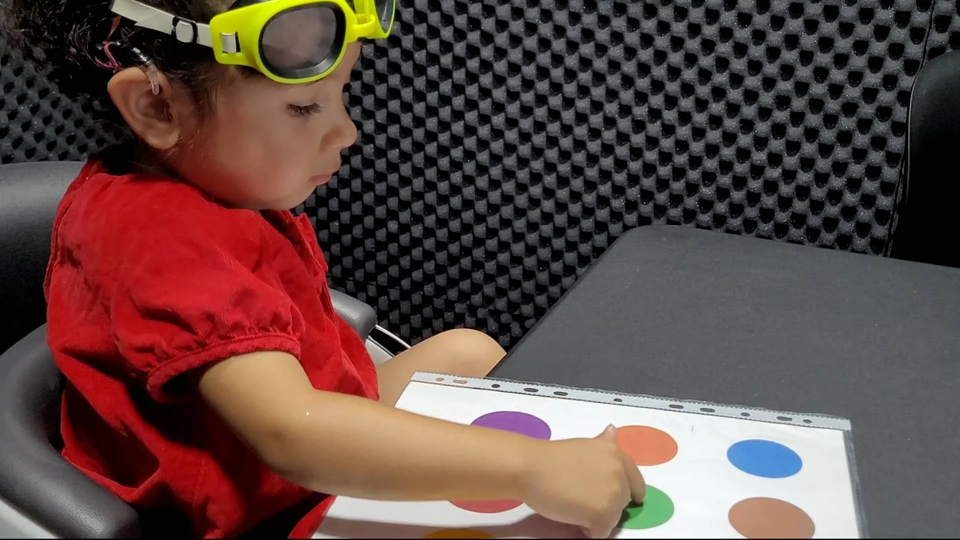 Niña en una prueba de de logoaudiometría en Corti Centro Audiologico