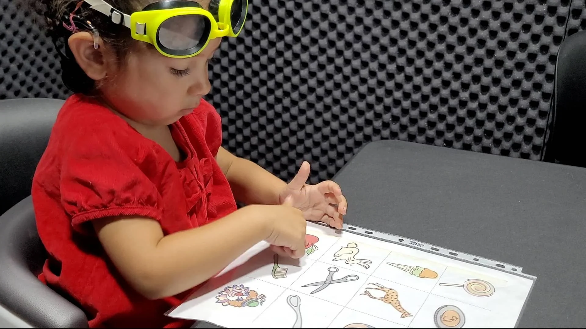 Niña en una prueba de de logoaudiometría