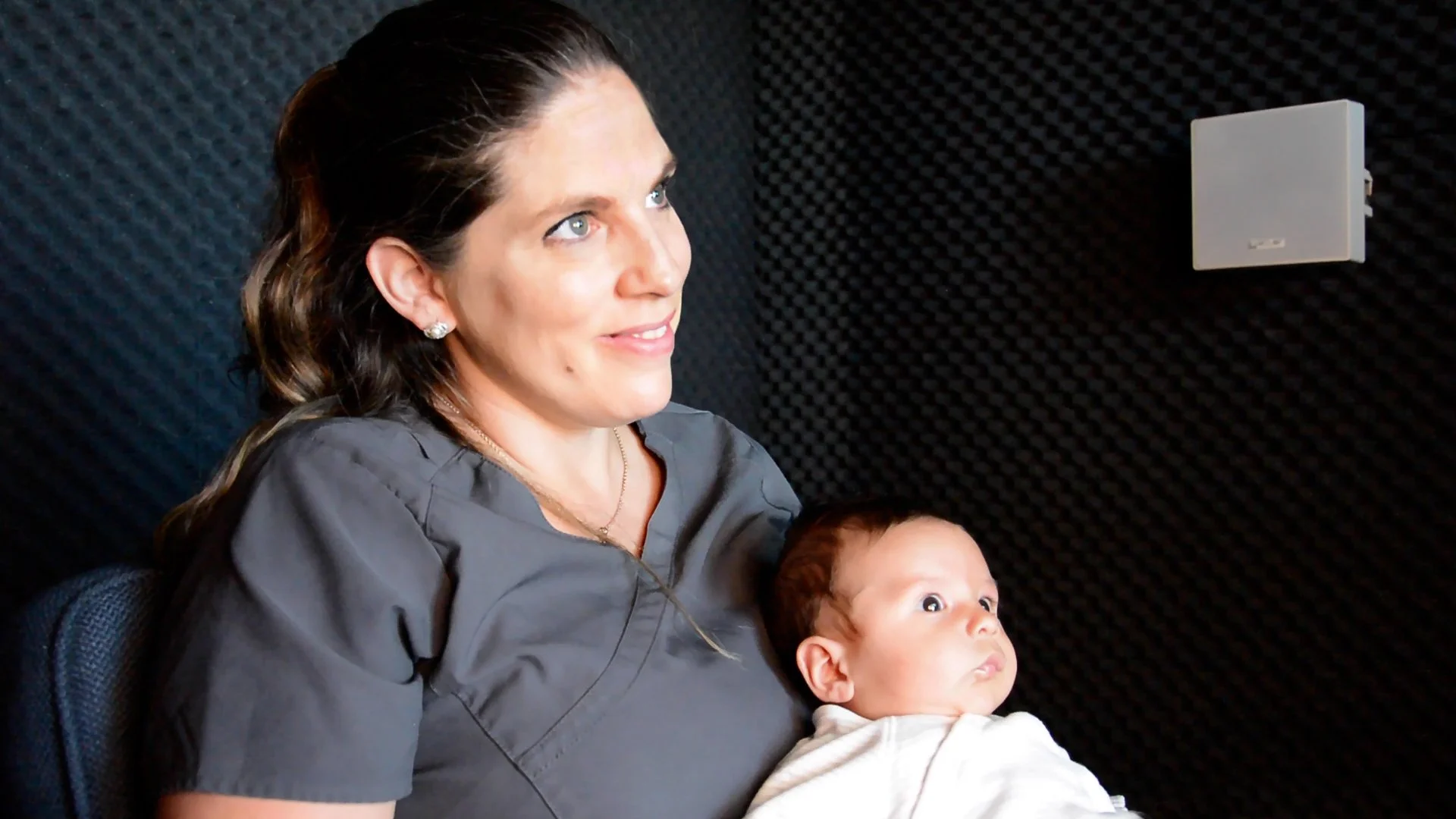Una mujer con un bebé para un estudio de Audiometría por observación del comportamiento en niños de 0 a 6 meses en Corti Centro Audiologico