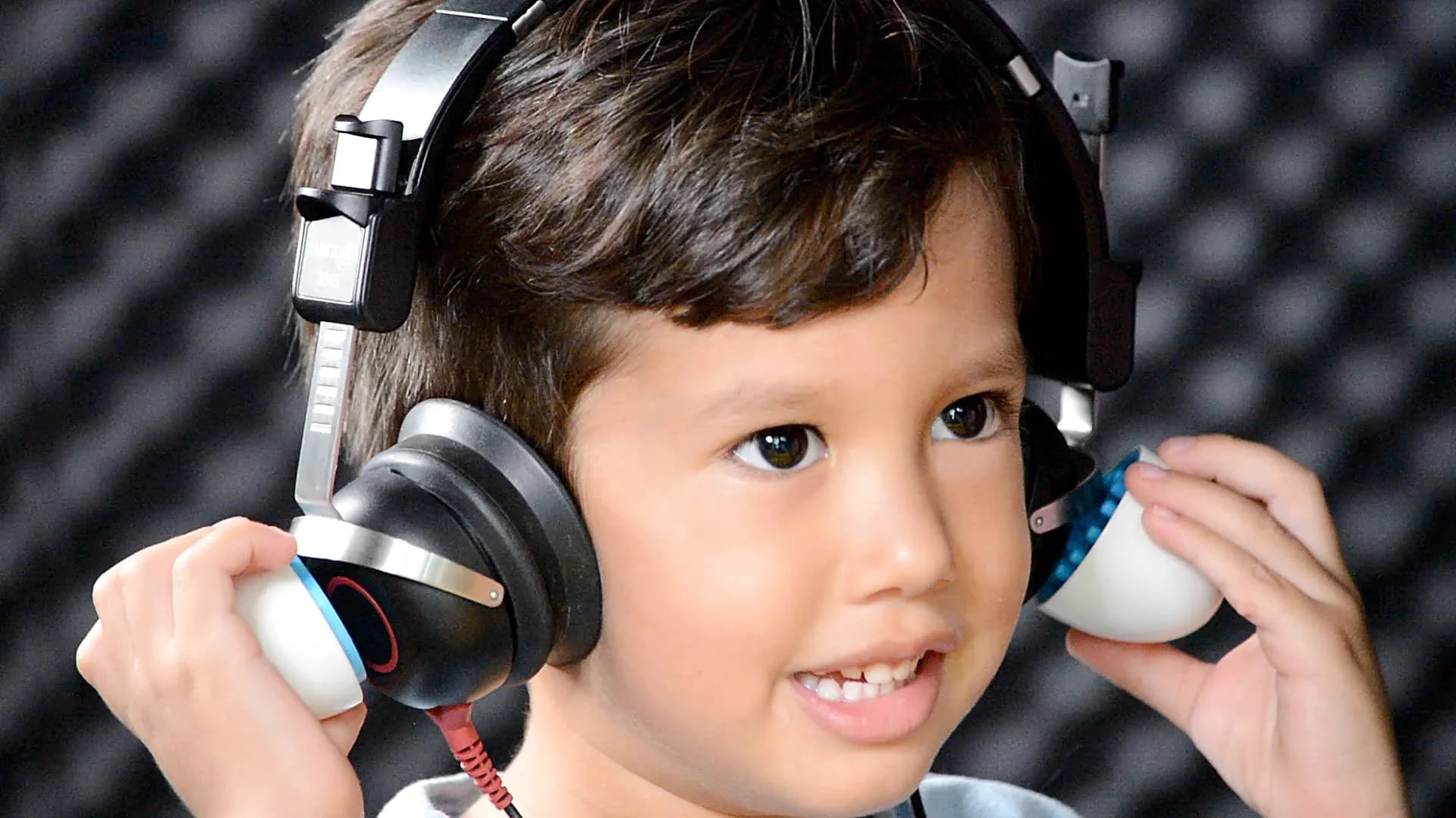 Niño en estudio de Audiometría condicionada por juego en Corti Centro Audiologico