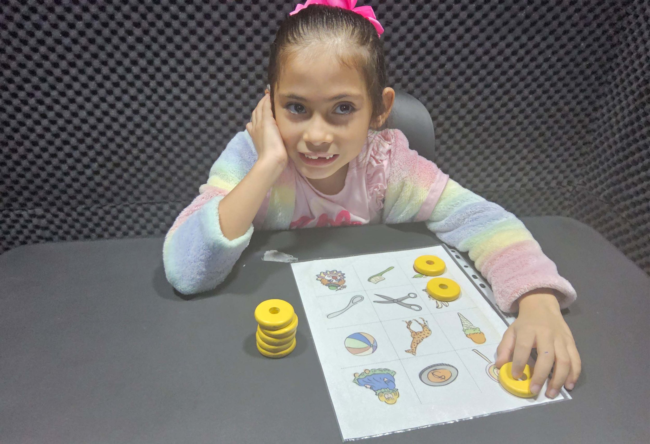 Niña en una Prueba de la percepción de la palabra en Corti Centro Audiologico