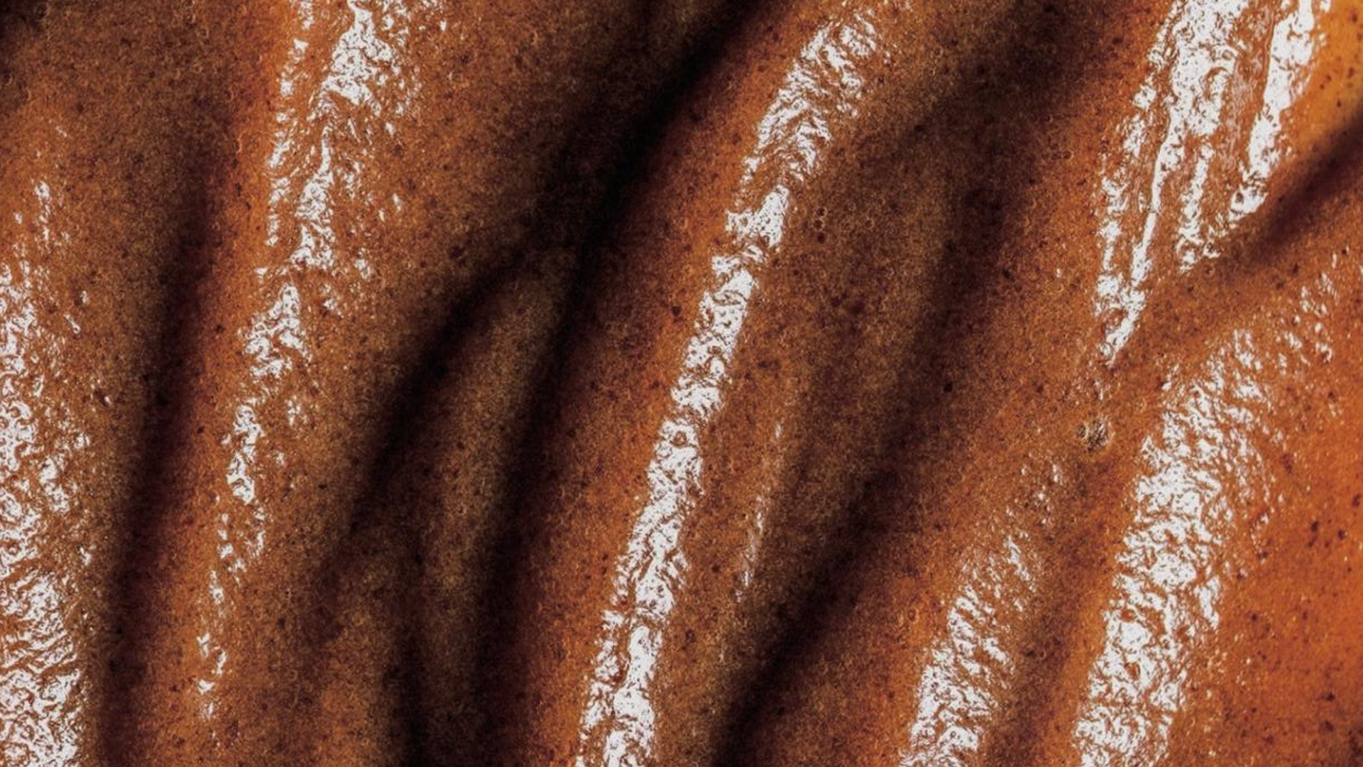 Close-up de pó de café distribuído em linhas sobre uma superfície refletiva