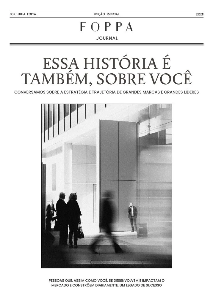 Capa de jornal ou revista com título 'Essa história é também, sobre você', destacando uma foto de pessoas andando na rua em frente a um prédio moderno, em preto e branco.
