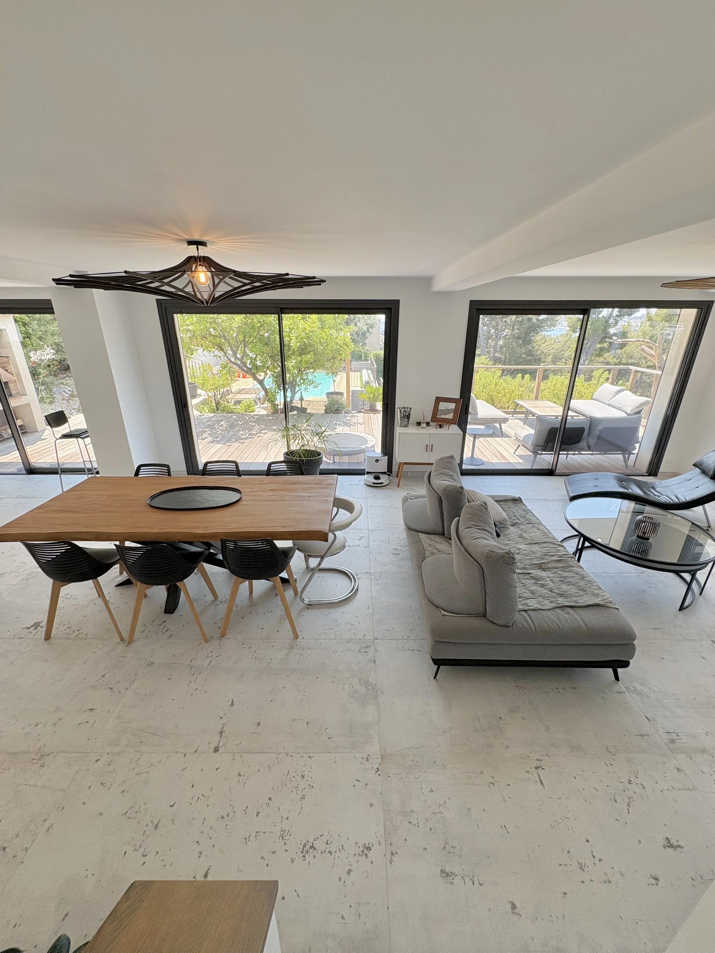 Salon lumineux d’une maison de location saisonnière à La Ciotat, gérée par Les Terrasses Blanches, avec terrasse extérieure et piscine.
