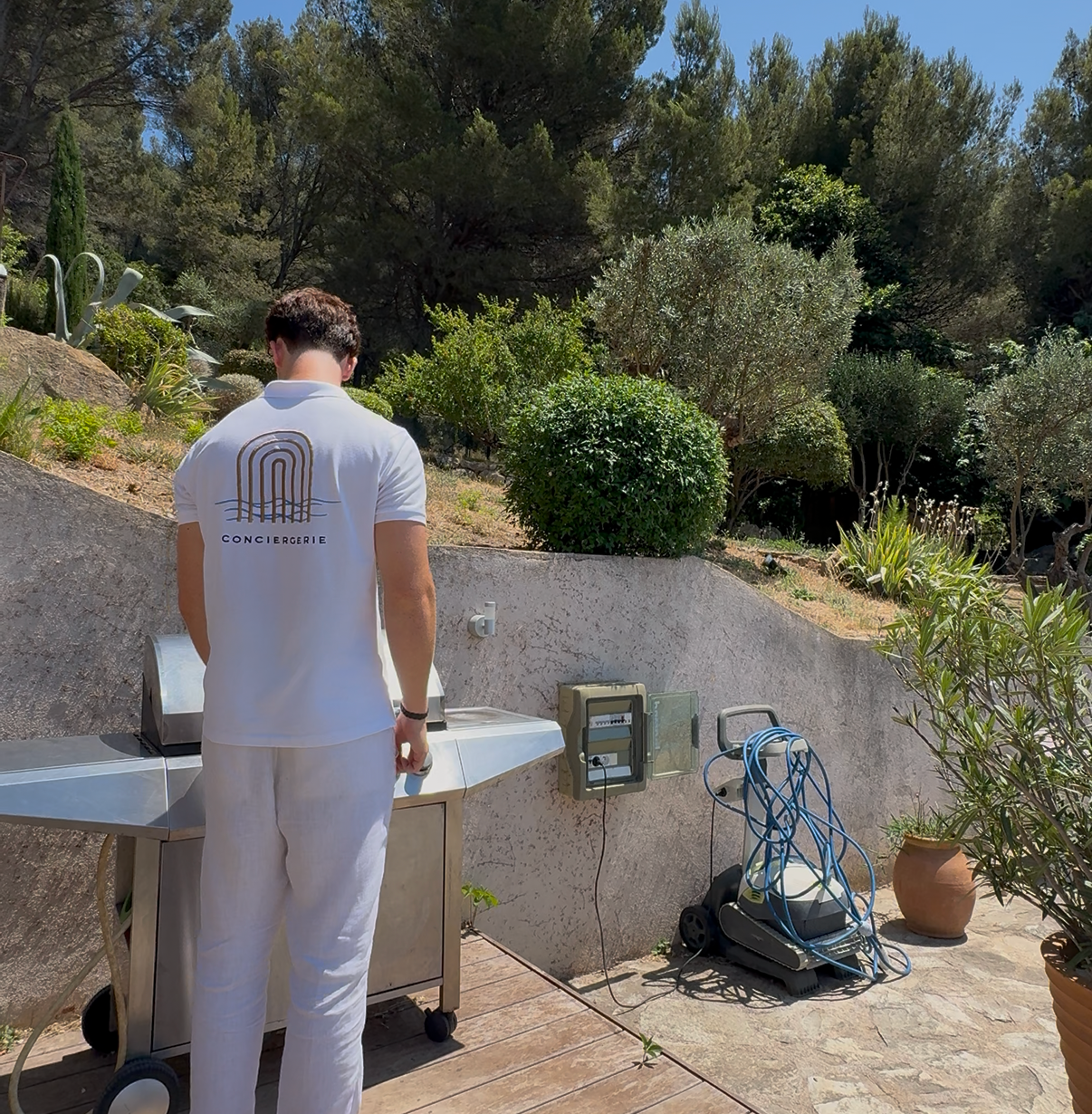 Concierge de la conciergerie Les Terrasses Blanches entre La Ciotat et Cassis, accueillant les voyageurs sur une propriété avec vue nature.