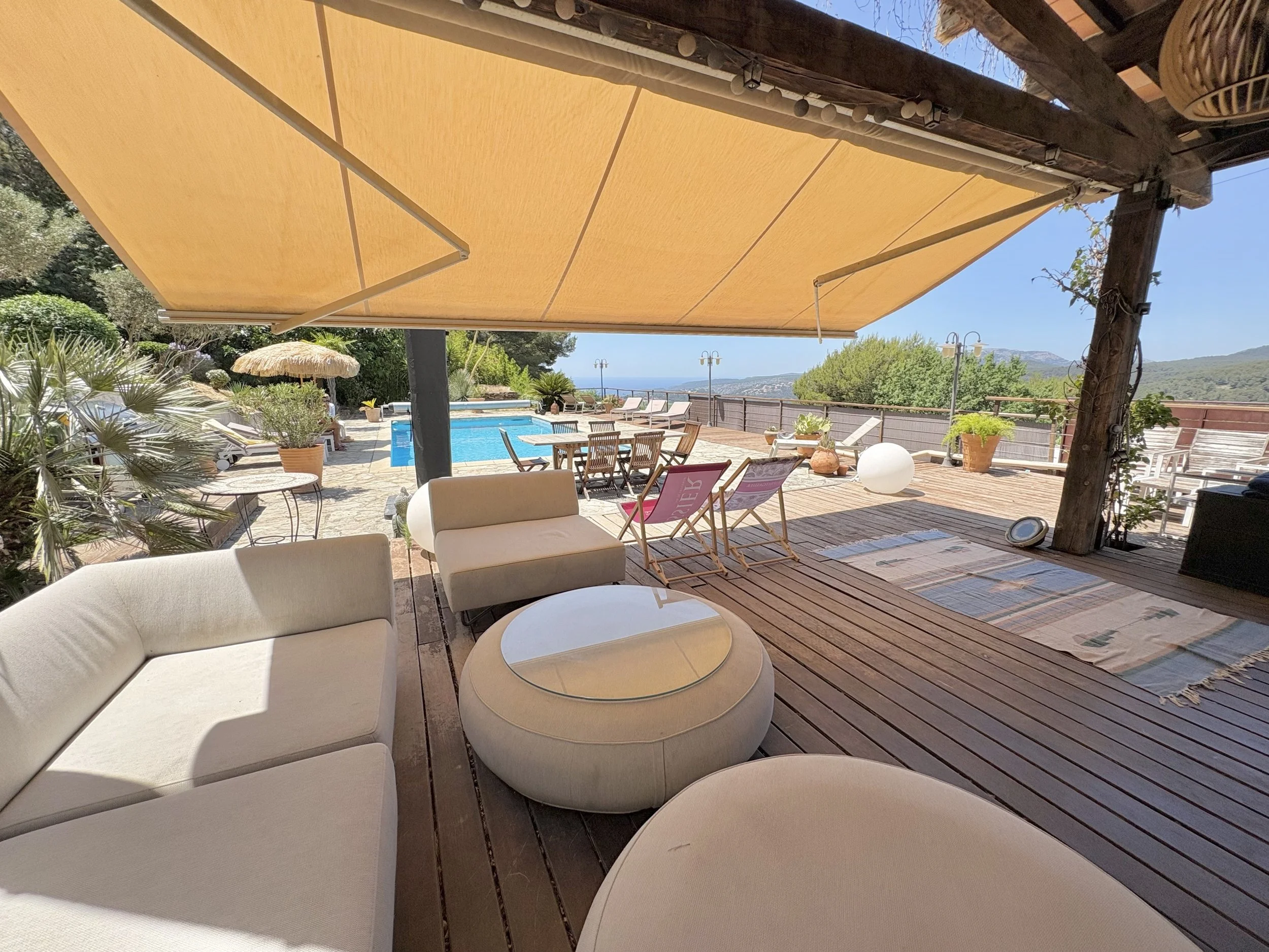 Terrasse d’une maison de location saisonnière à Cassis, mise en valeur par la conciergerie Les Terrasses Blanches, avec salon de jardin et vue campagne.