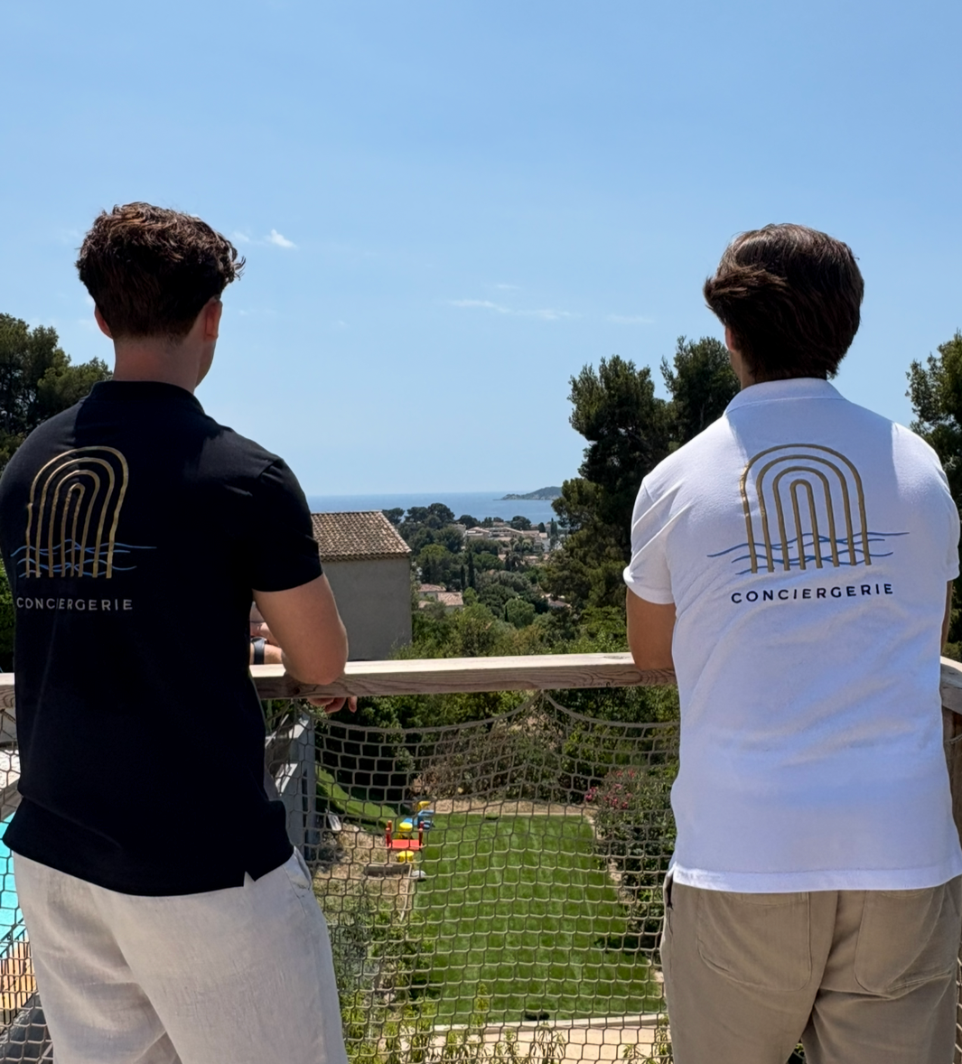 Équipe de la conciergerie Les Terrasses Blanches à La Ciotat, observant une propriété de location saisonnière.