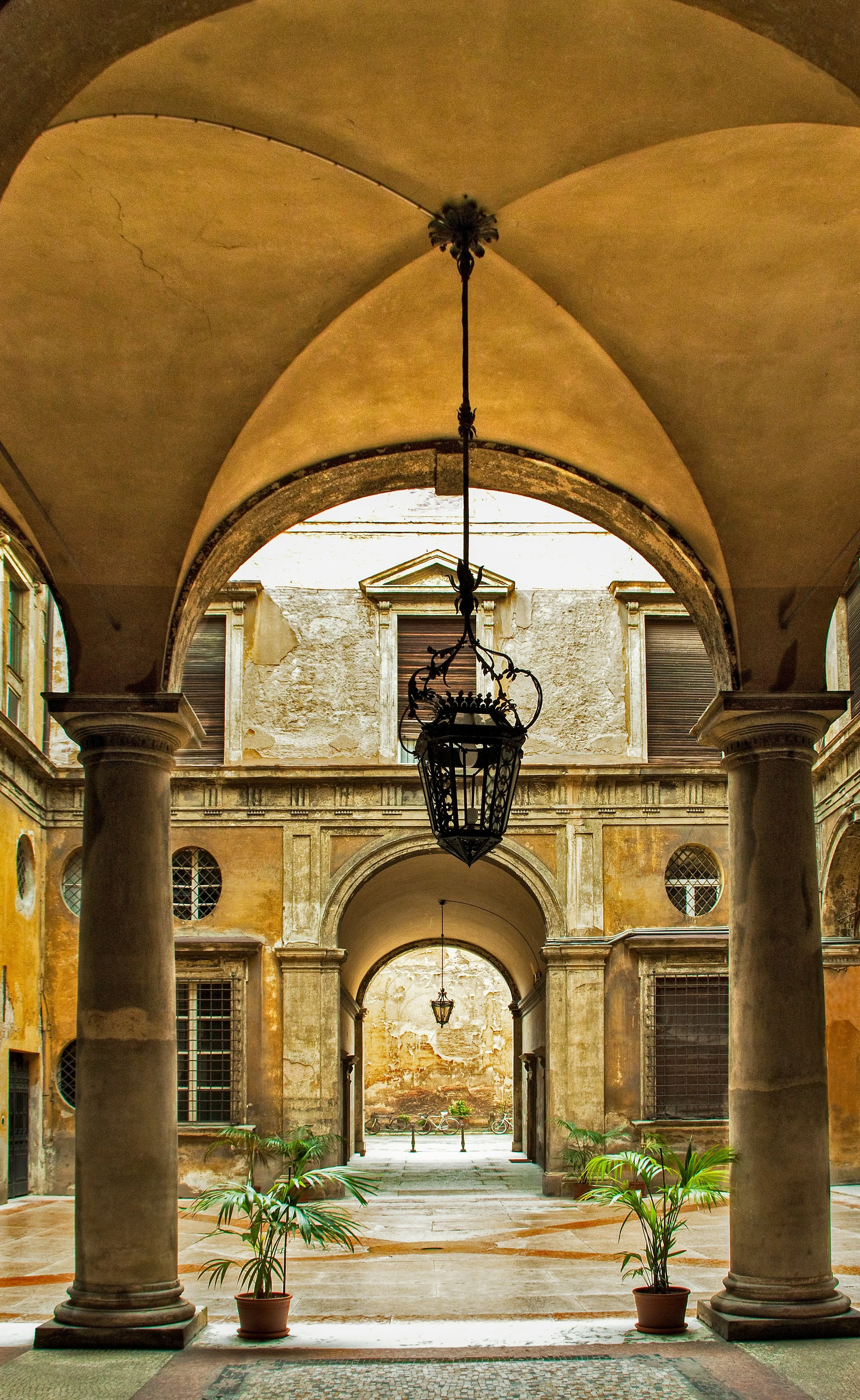 Bologna's Secret Porticoes: 62 Kilometers of Covered Walkways and Hidden Windows