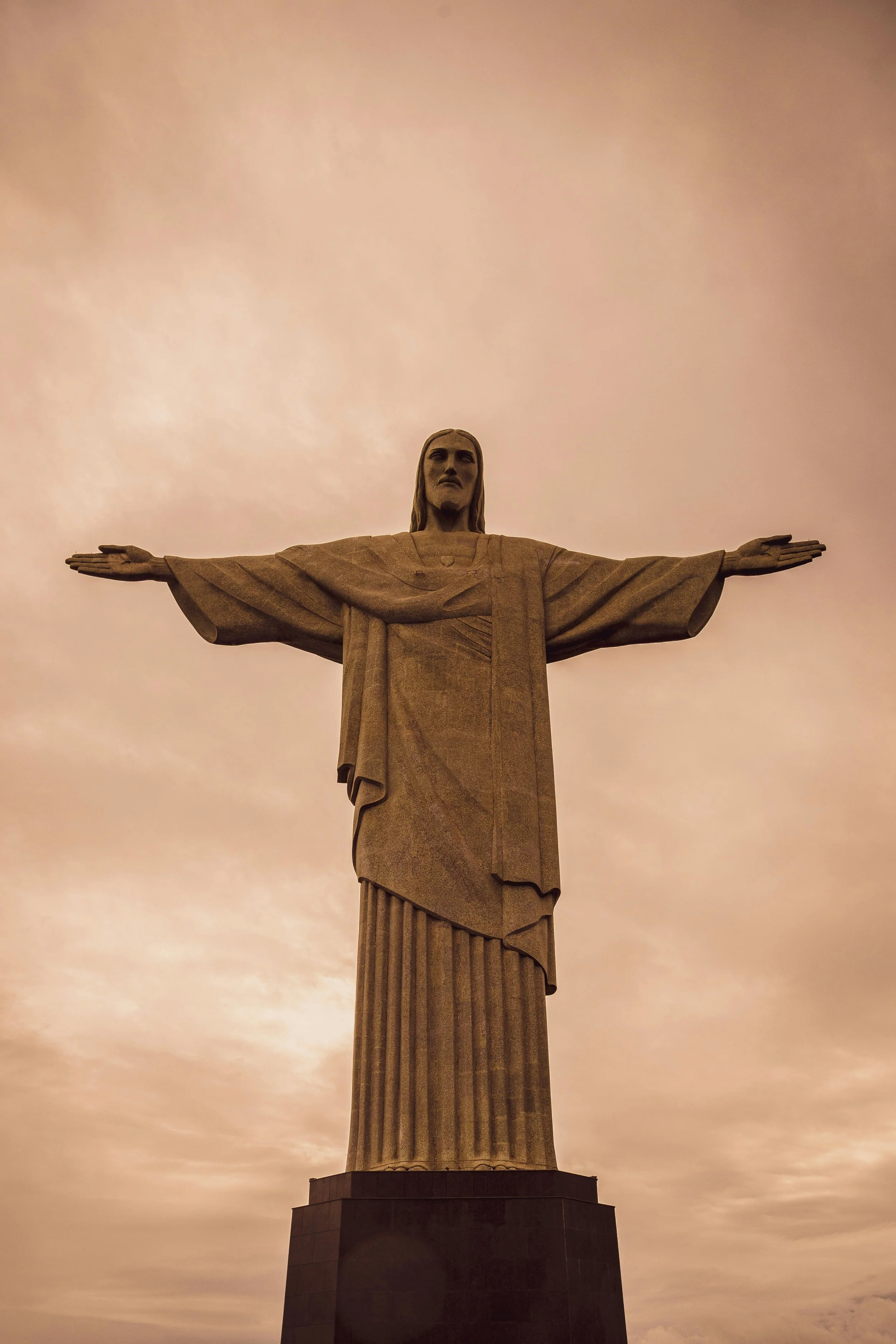 Christ the Redeemer: A 98-Foot Art Deco Masterpiece Overlooking Rio de Janeiro