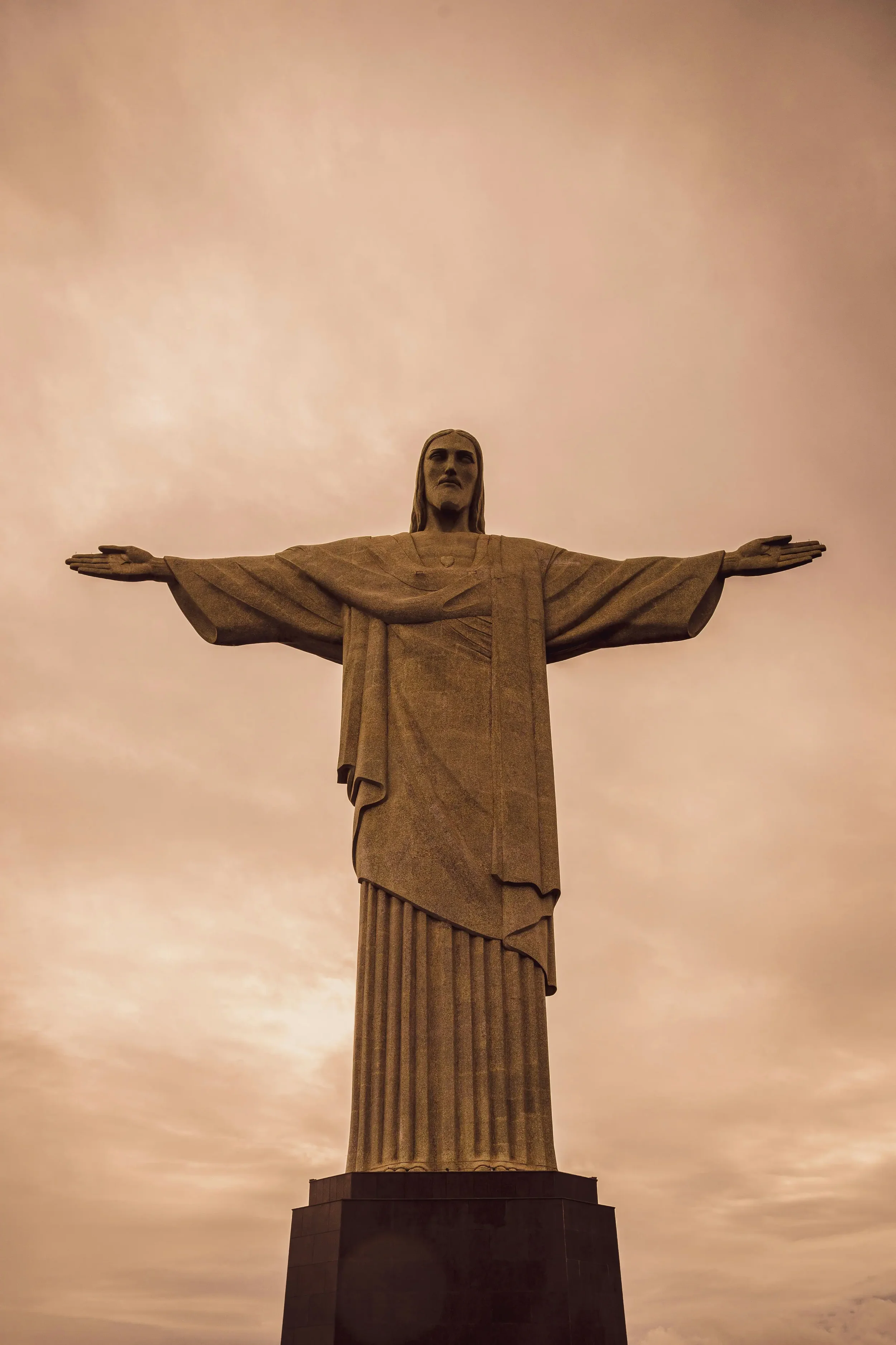 Christ the Redeemer: A 98-Foot Art Deco Masterpiece Overlooking Rio de Janeiro
