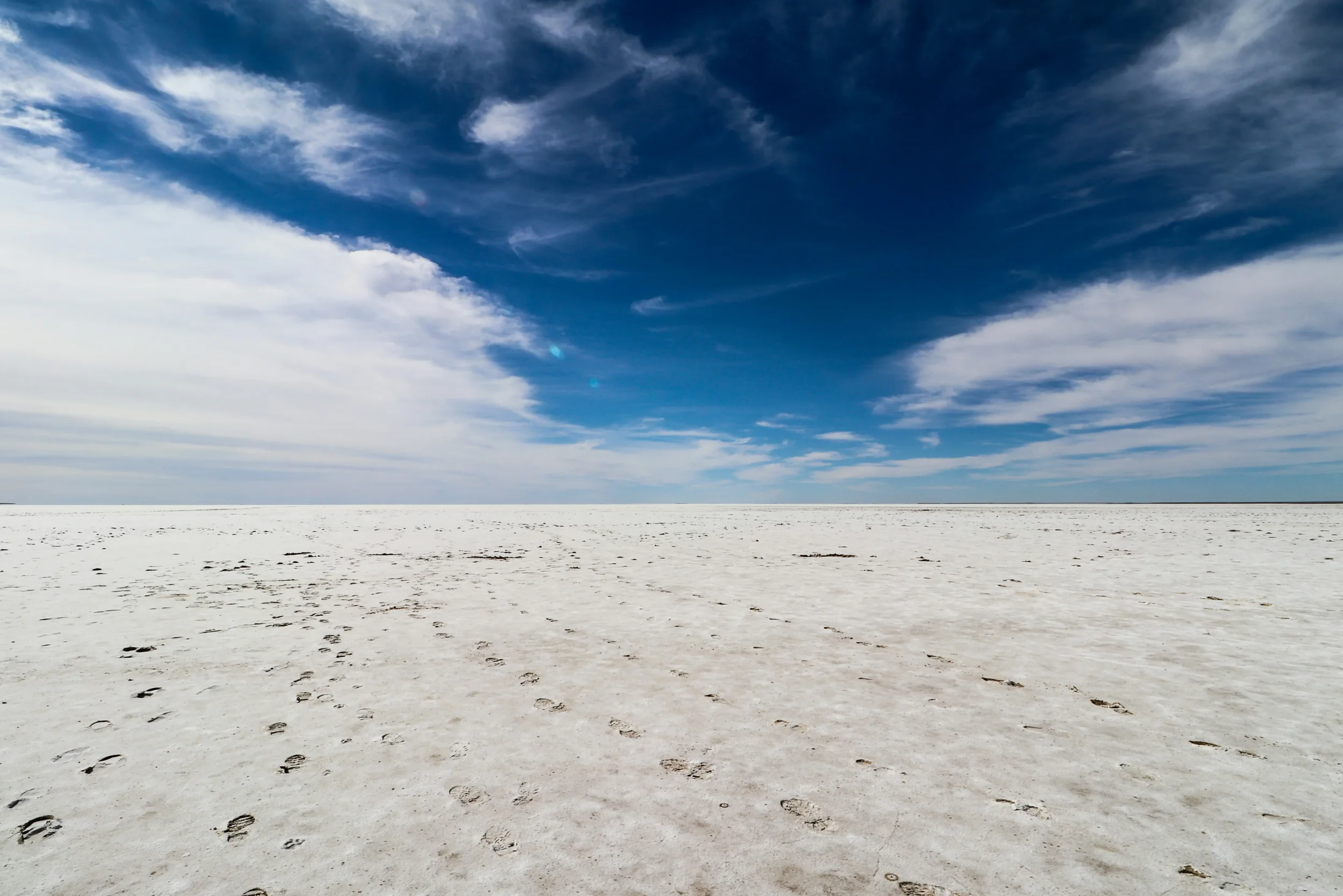 Lake-Eyre-Kati-Thanda-Salt-Lake-Outback