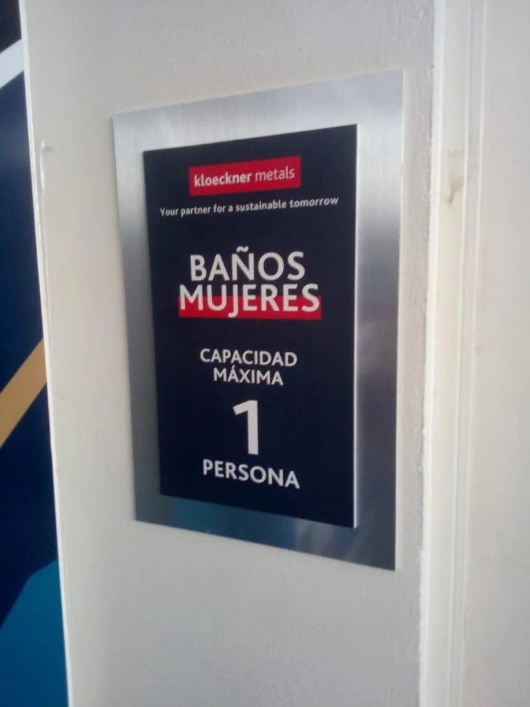 Sign in Spanish indicating that the women's bathroom has a maximum capacity of one person.