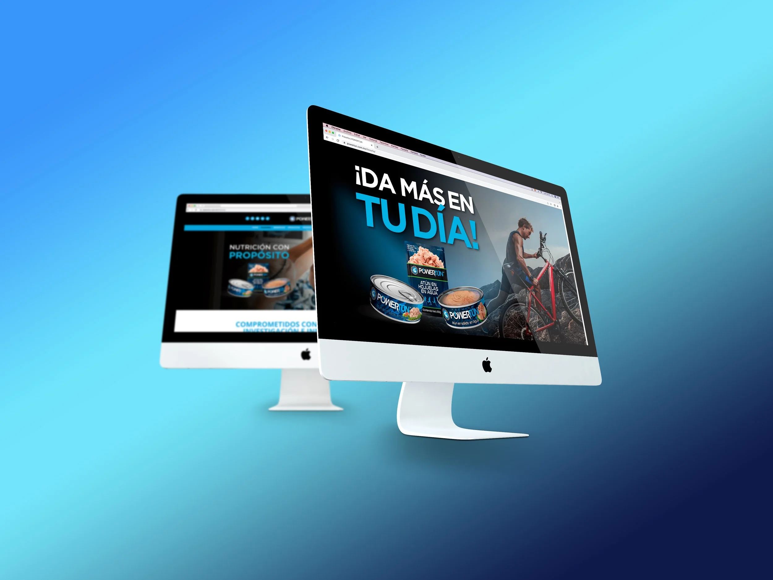 Two iMac computers displaying colorful advertisements; the front monitor shows a promotional poster with a cyclist and canned food, reading '¡Da más en tu día!' and 'Power On,' against a gradient blue background.
