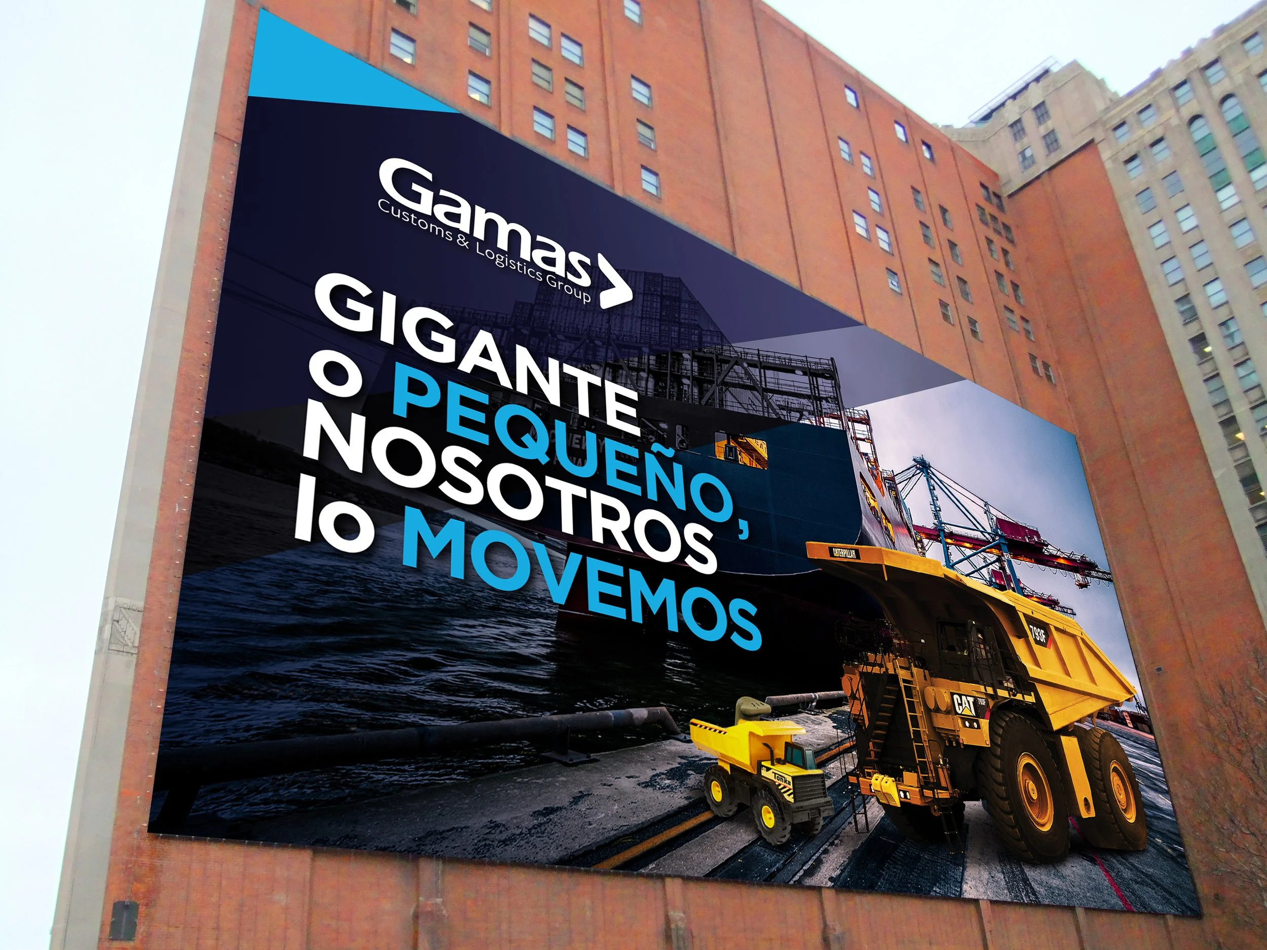 Large billboard on a building featuring a cargo ship, construction equipment, and the text in Spanish 'GIGANTE PEQUEÑO, NUESTROS LO MOVEMOS,' with the logo of Gamma Customs & Logistics Group.