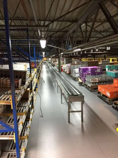 Empty warehouse aisle with a pick module.
