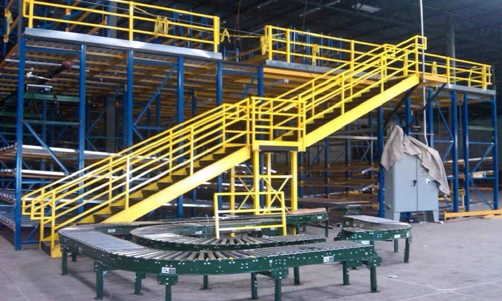 Industrial warehouse with yellow stairs and a conveyor belt syste.