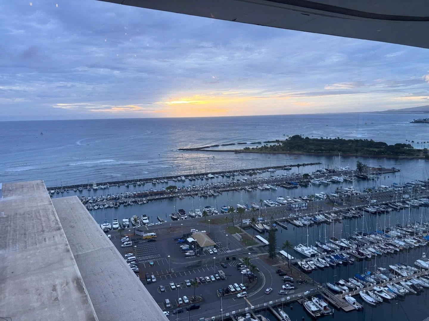 Another successful journal club @empiresteakhousehawaii with some great food and killer views 🌅🥩

#orthoresidency #milortho