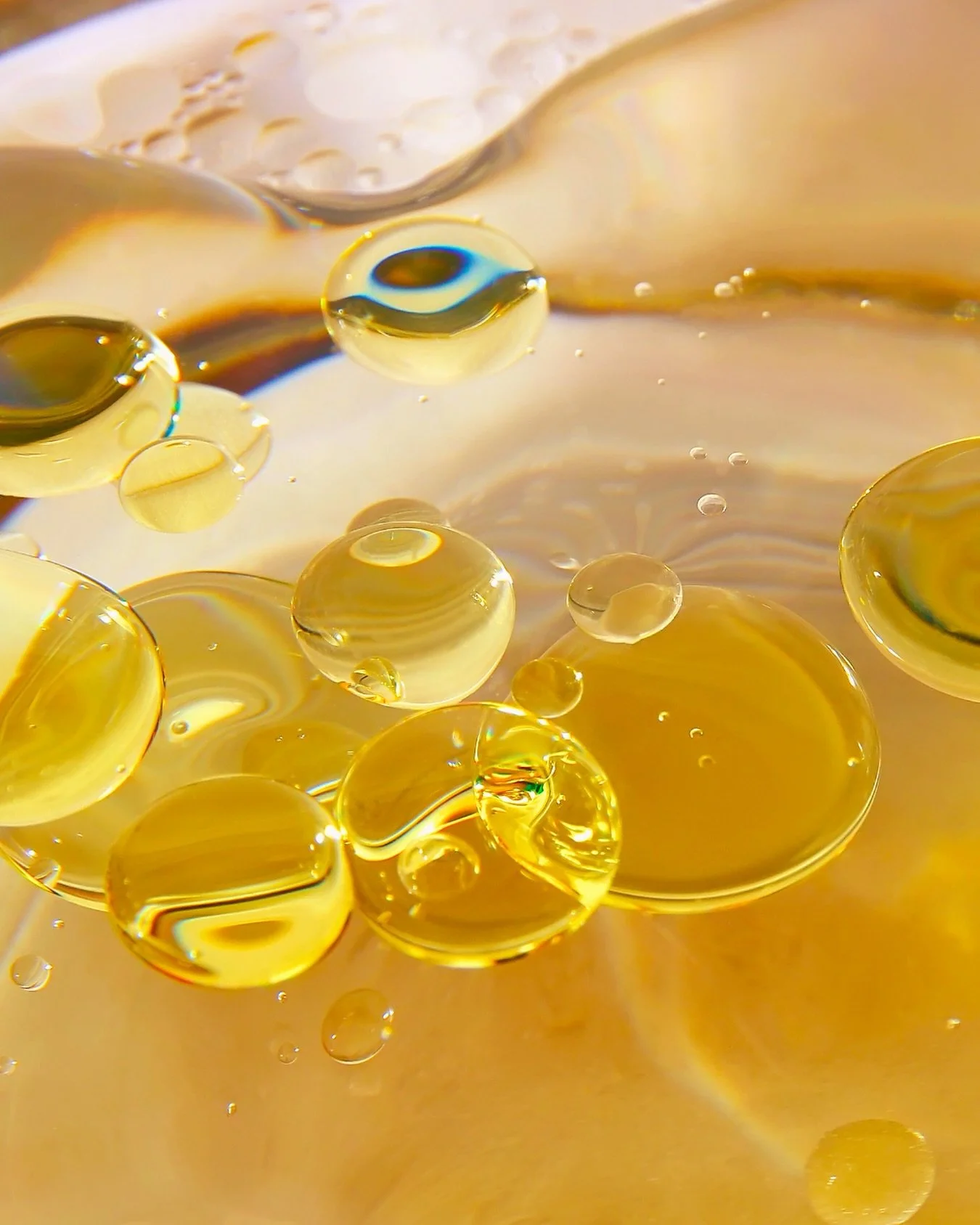 The Ancient Ritual of Oiling Skin

Long before skincare became a routine, oil was already part of the ritual. In Ancient Egypt, cosmetic vessels and beauty practices point to the use of oils and ointments for the skin. In Ancient Greece, olive oil wa