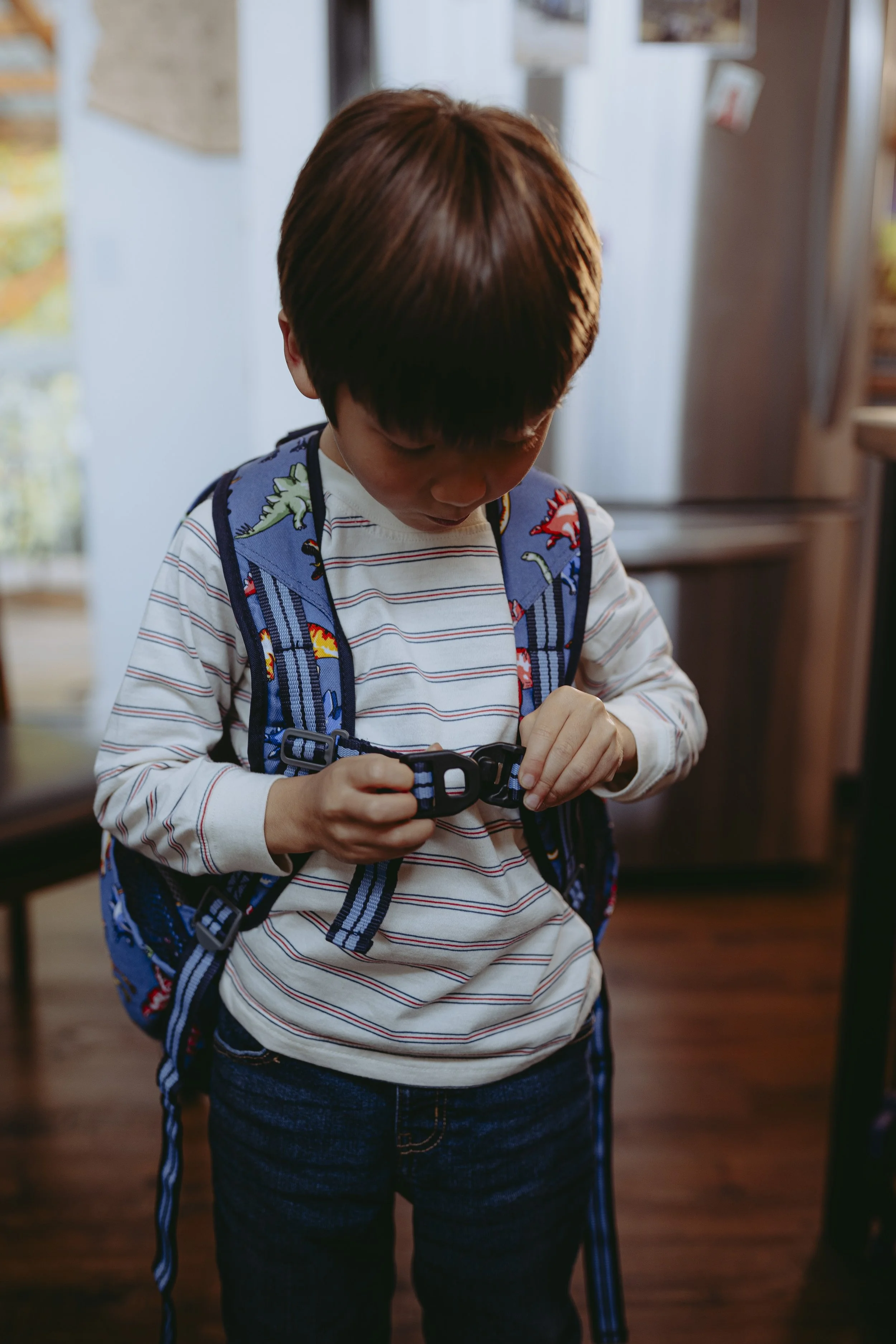 Easy hardware, easy buckle, magnetic buckle, magnetic closure, child using easy magnetic buckle.  Intuitive use