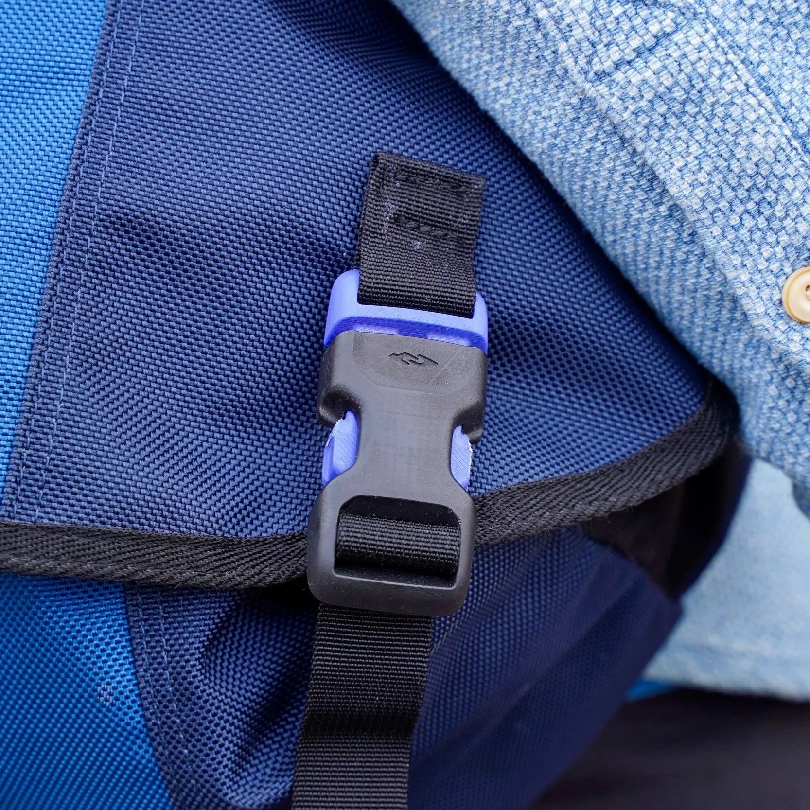 Cinch SR-Series, magnetic buckle on messenger bag.  Secure hold and use intuitive hardware.