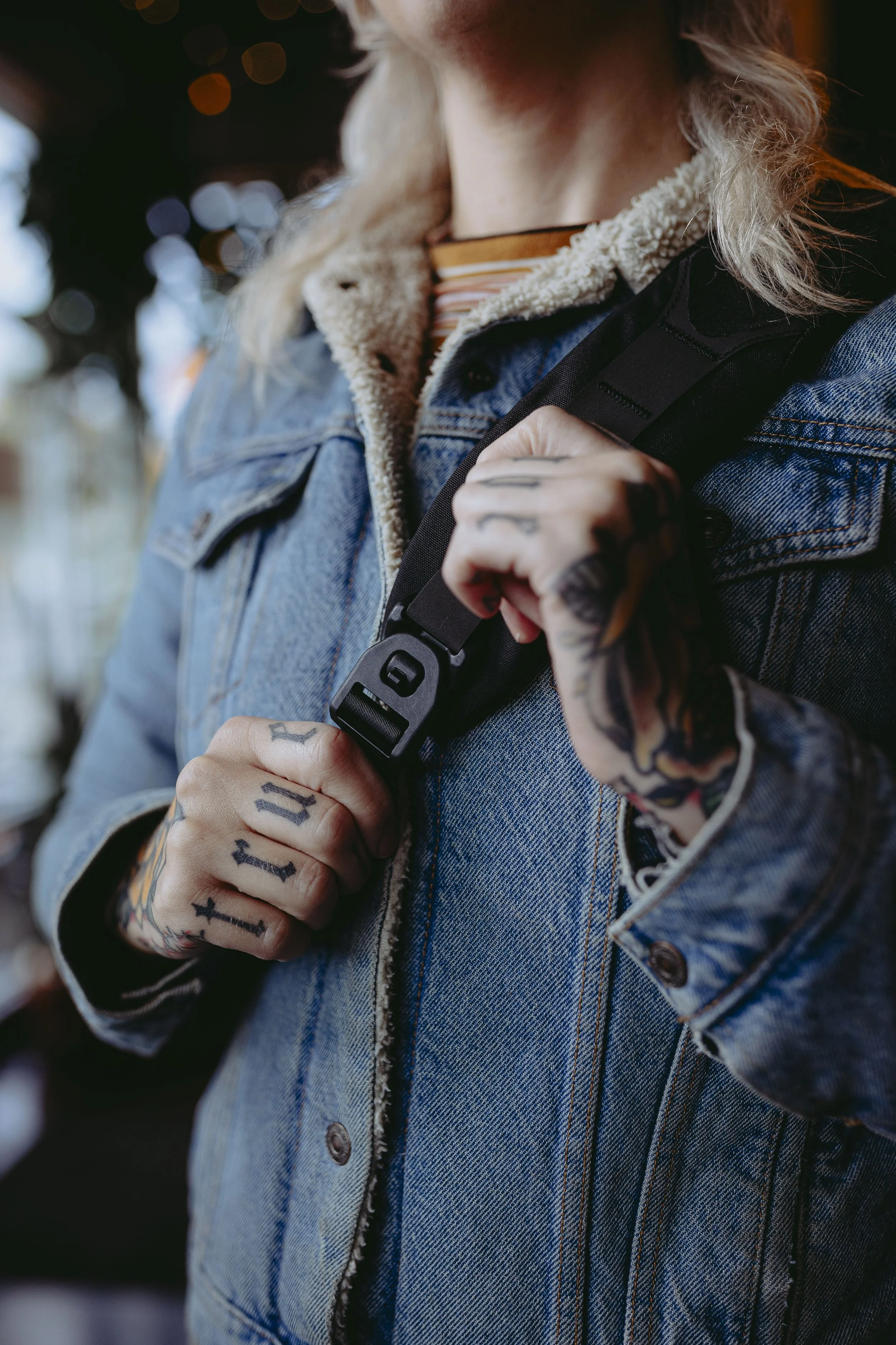 Magnetic buckle C-Series, secure locking hardware,  easy closure, urban style.  Intuitive use